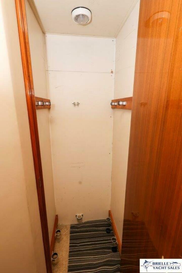 2005 Viking 45 Convertible - Image 23