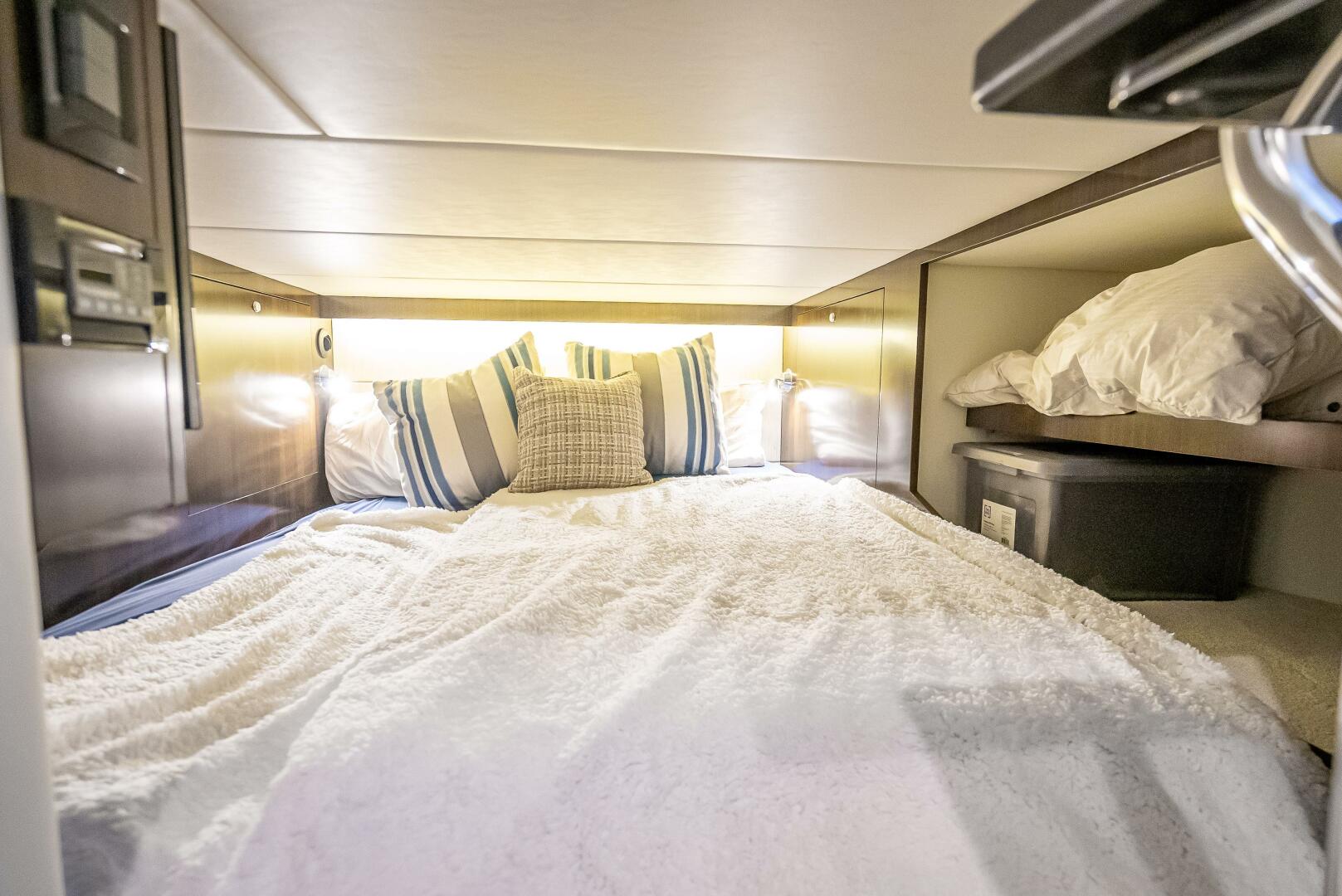 2022 Cruisers Yachts GLS OB - Image 36