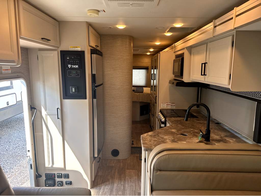 2023 THOR MOTOR COACH CHATEAU 31WV - Image 12