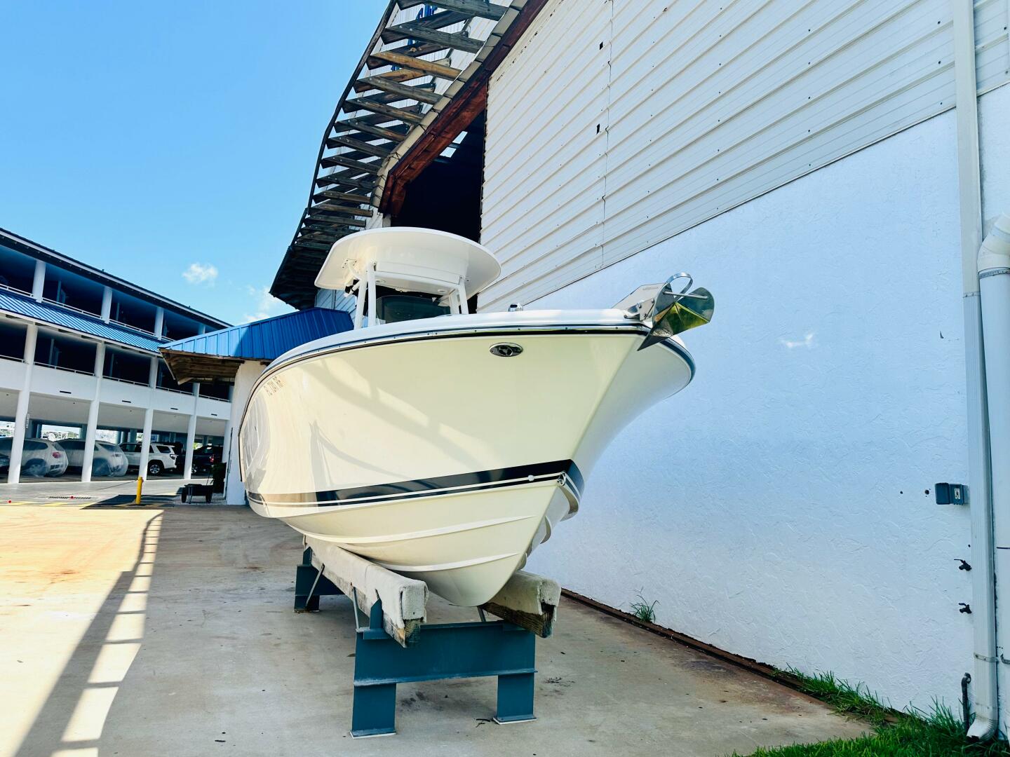 2016 PURSUIT C 238 Center Console Base - Image 10