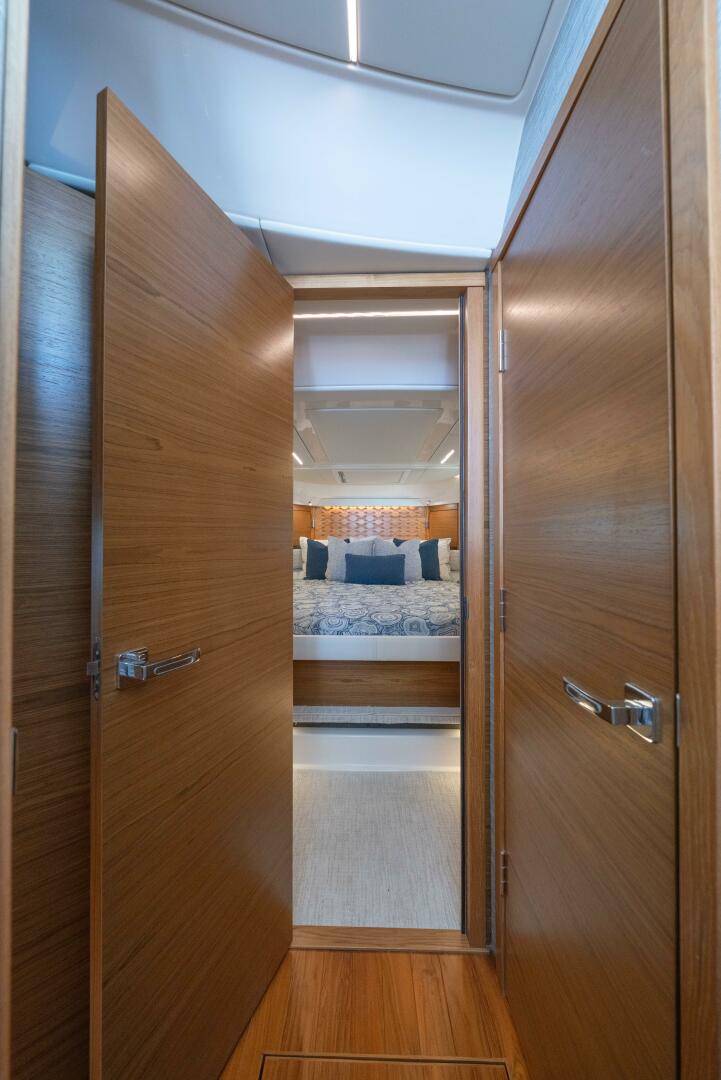 2025 Tiara Yachts 43 LE - Image 33