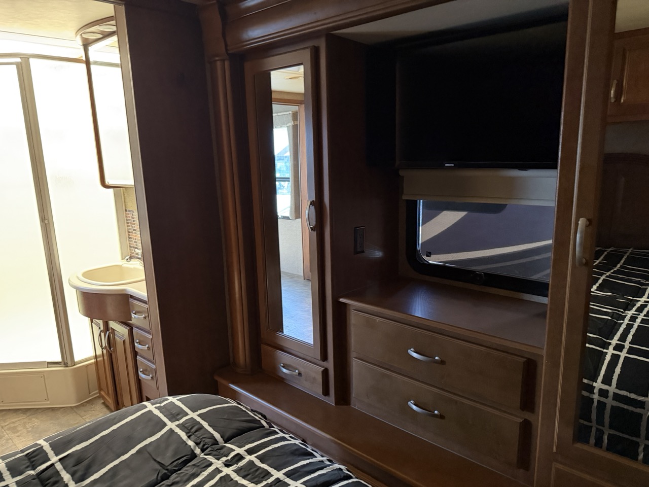 2014 Thor Motor Coach Challenger 37GT - Image 16