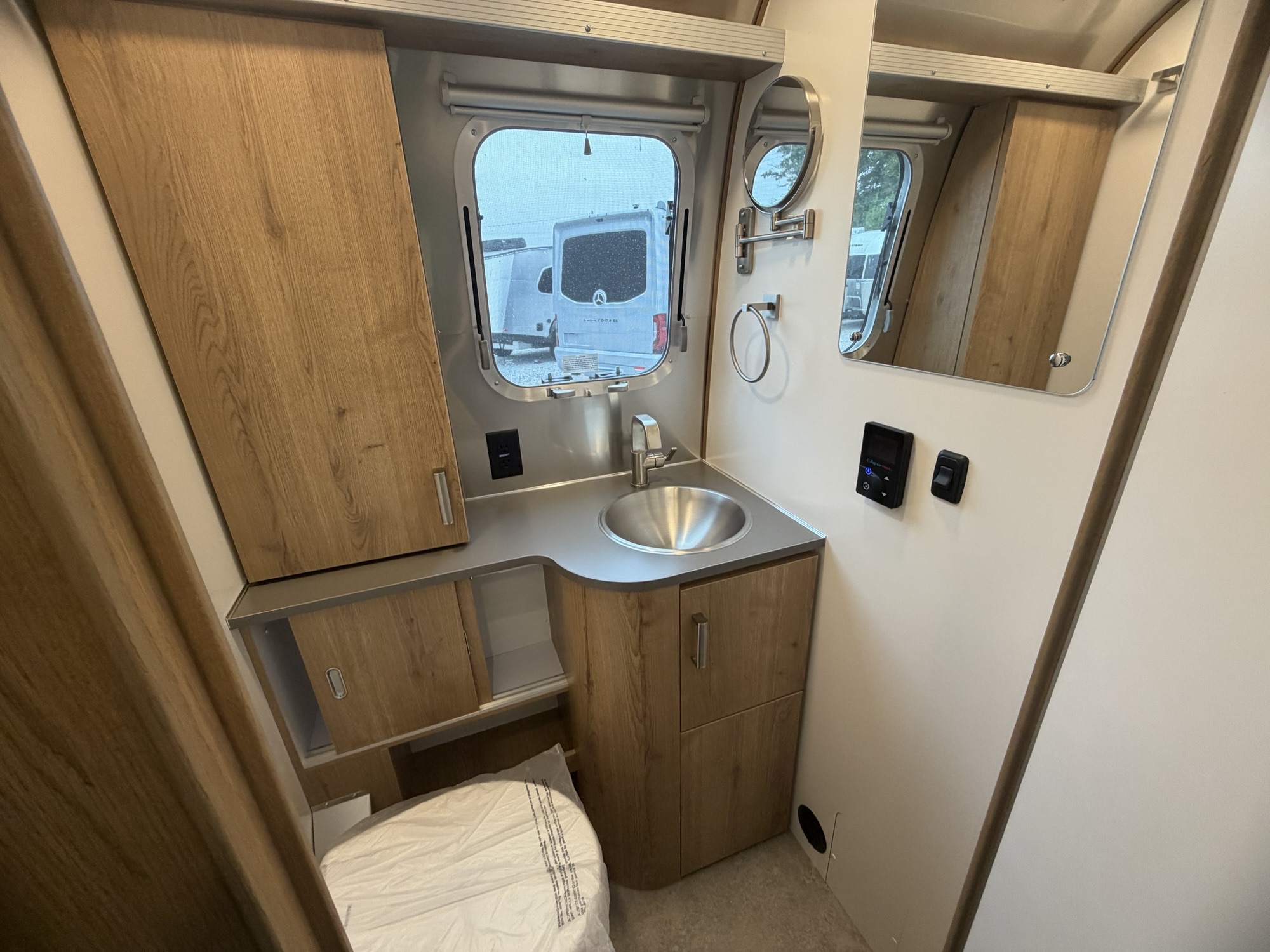 2027 AIRSTREAM TRADE WIND 27FBT - Image 4