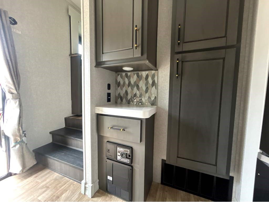 2025 CROSSROADS REDWOOD REGENCY 3951BAM - Image 20