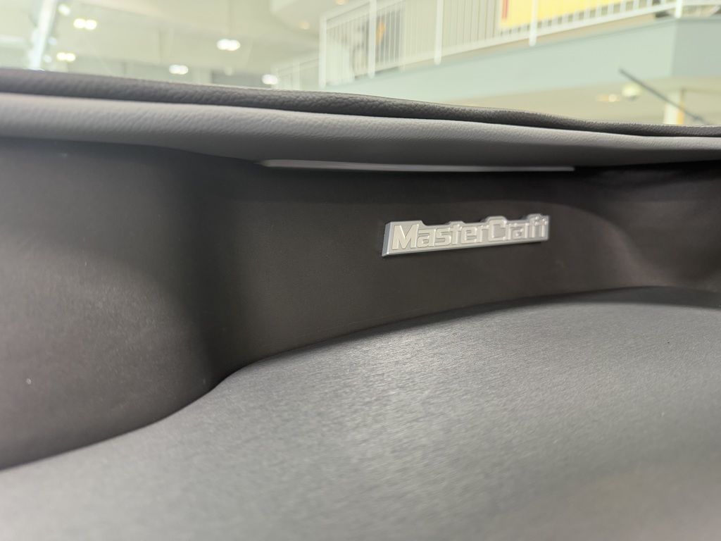 2025 MasterCraft XT22 - Image 49