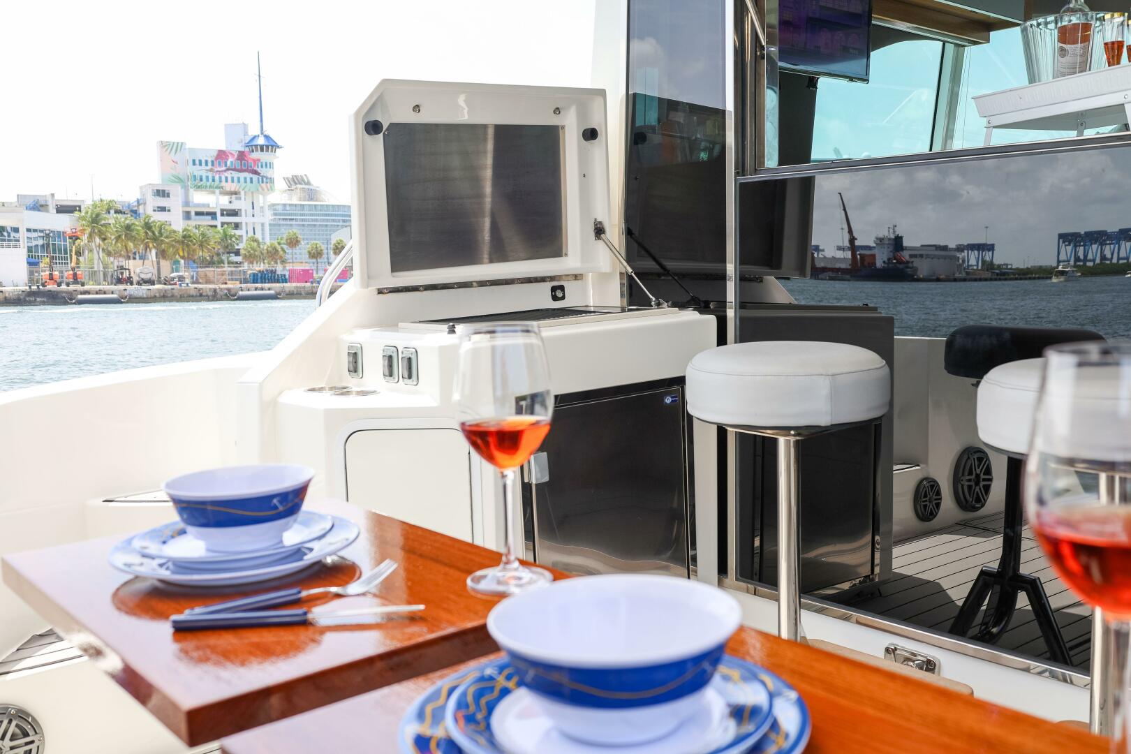 2014 Cruisers Yachts 45 Cantius - Image 24