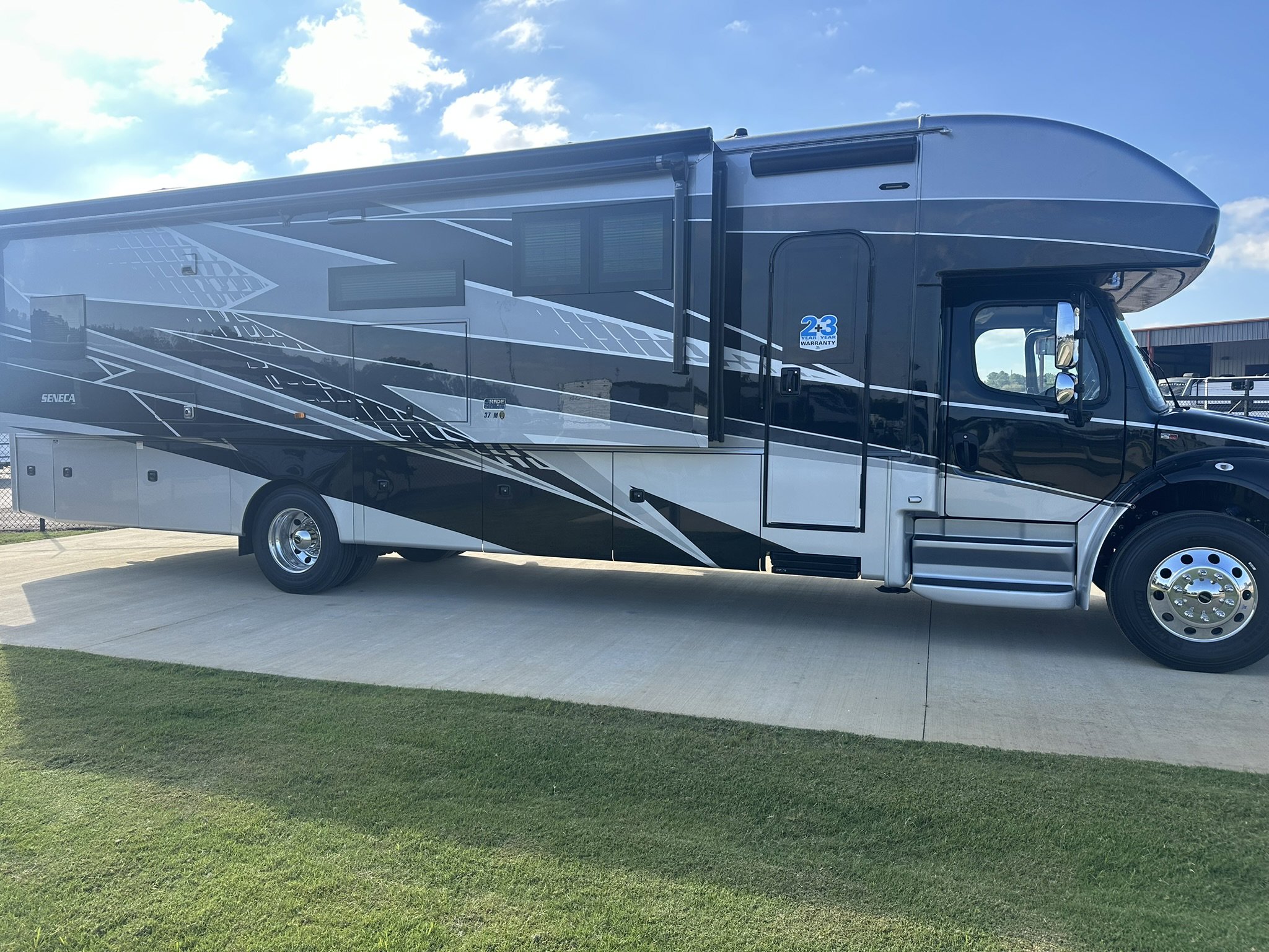 2026 JAYCO SENECA 37M - Image 4