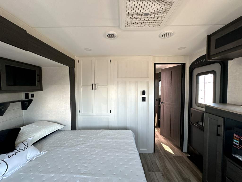2026 VENTURE RV SPORTTREK 333VMI - Image 24