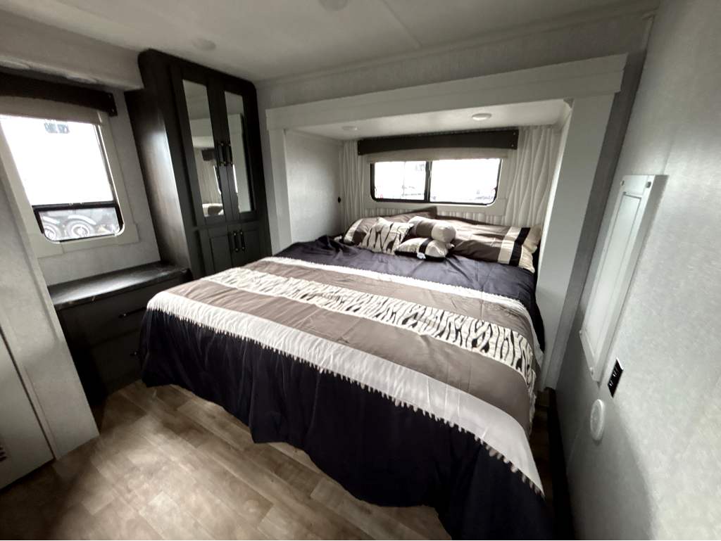 2025 CROSSROADS REDWOOD REGENCY 3881FKL - Image 17