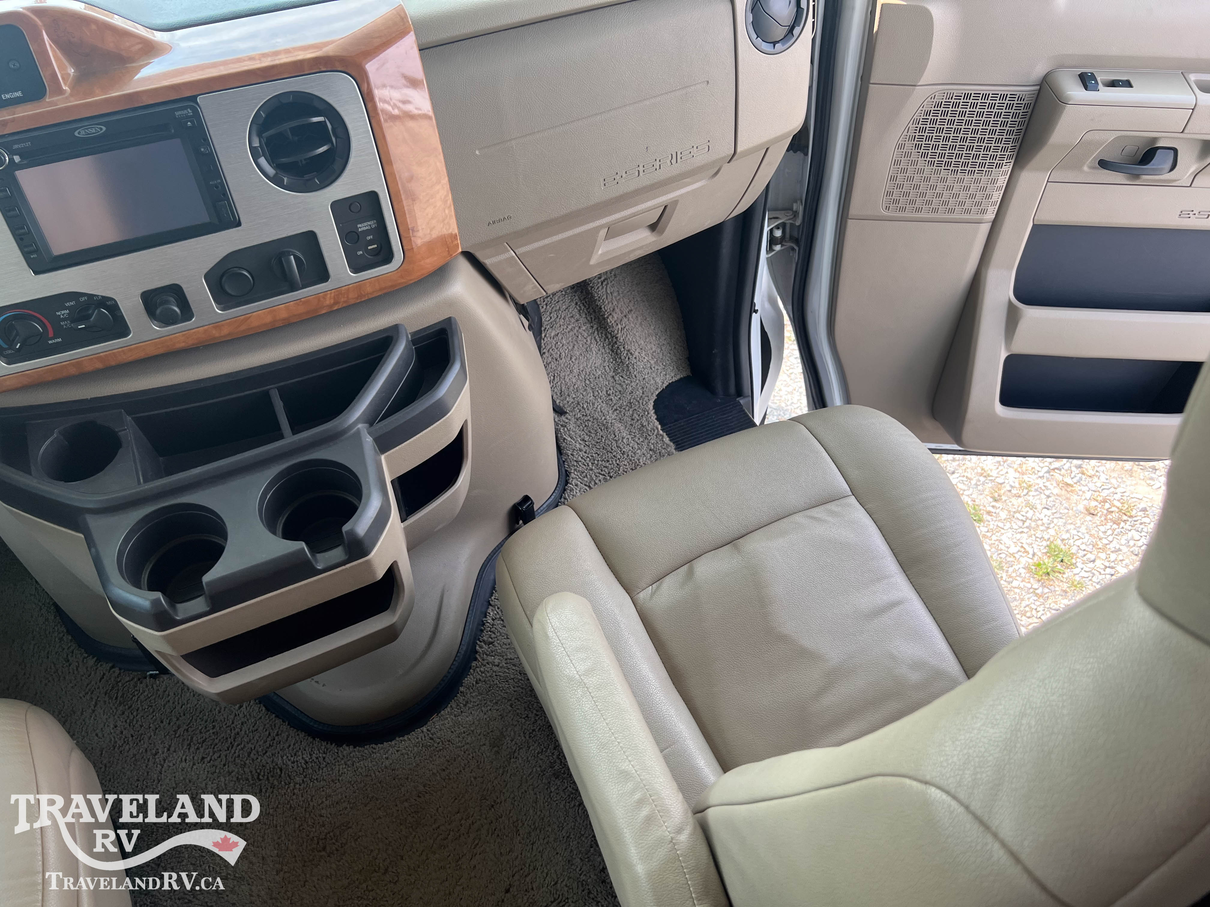 2010 Winnebago Access 24V - Image 11