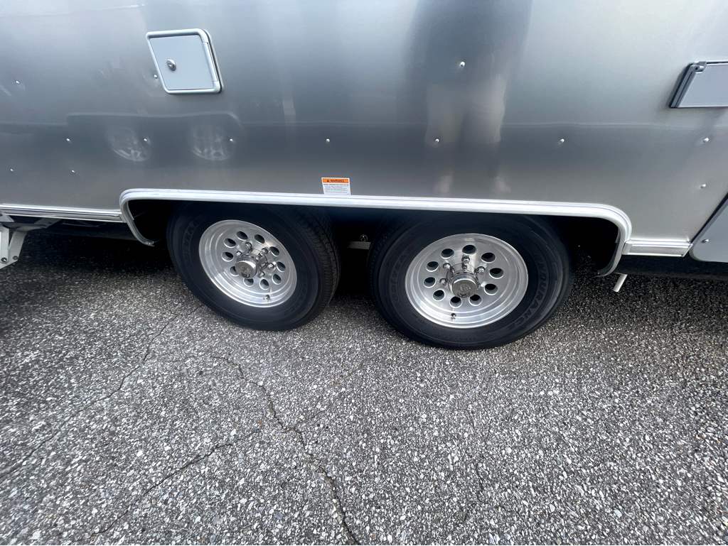 2026 AIRSTREAM GLOBETROTTER 27FBT - Image 7