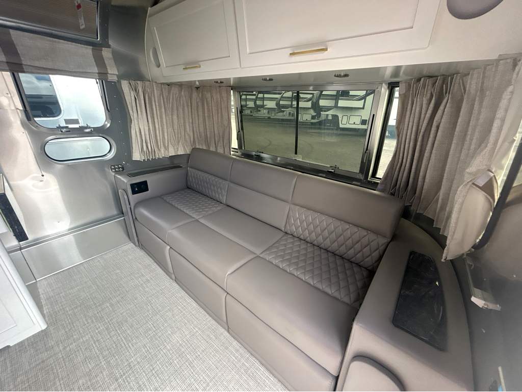 2027 AIRSTREAM CLASSIC 28RBT - Image 9