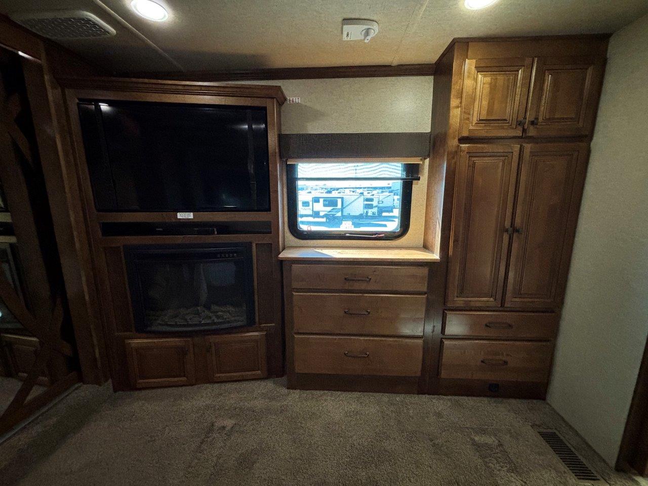 2018 Heartland Landmark 365 LM Oshkosh - Image 18