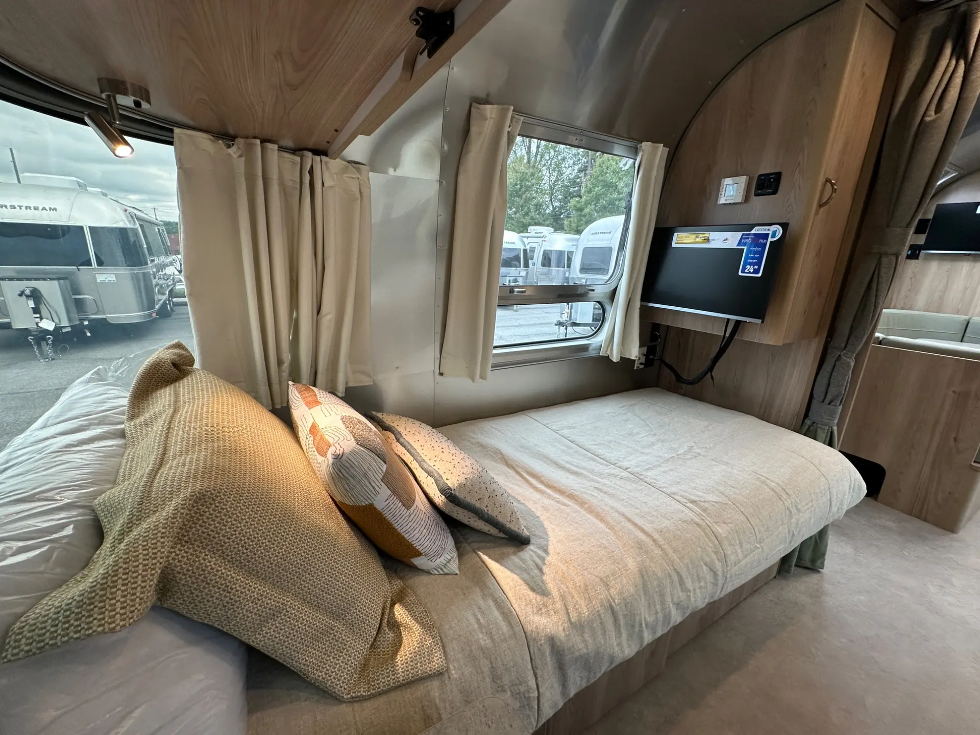 2027 Airstream Flying Cloud 30FB Bunk - Image 62