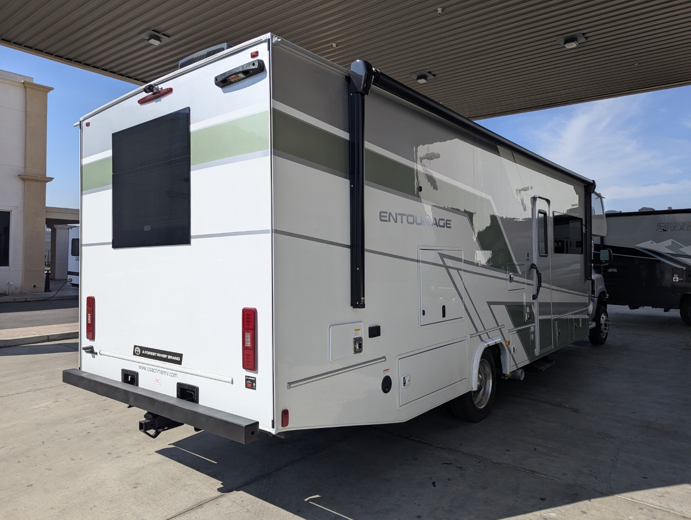 2026 Coachmen Entourage 330DS - Image 4
