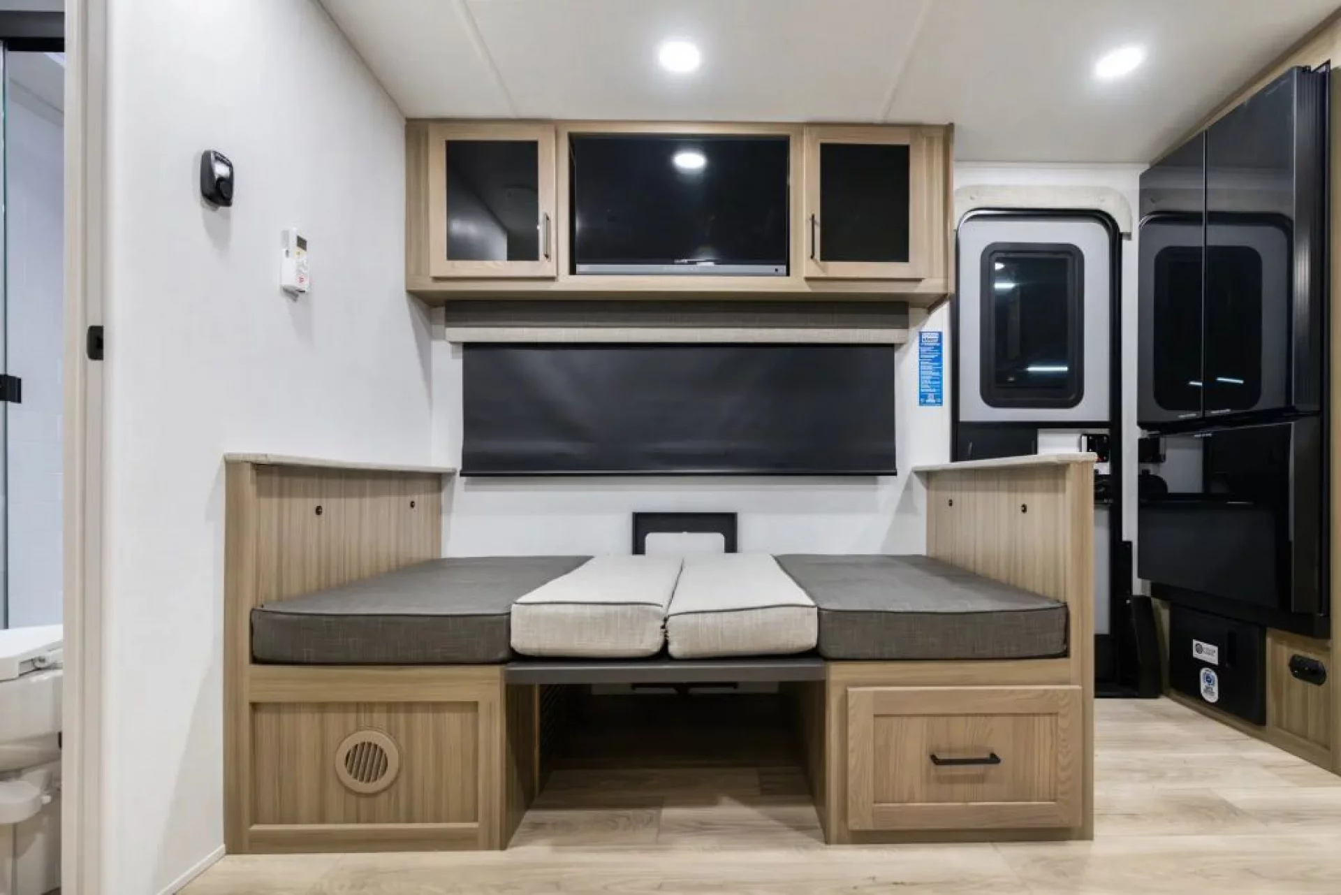 2027 FOREST RIVER ROCKWOOD MINI LITE 2515S - Image 10