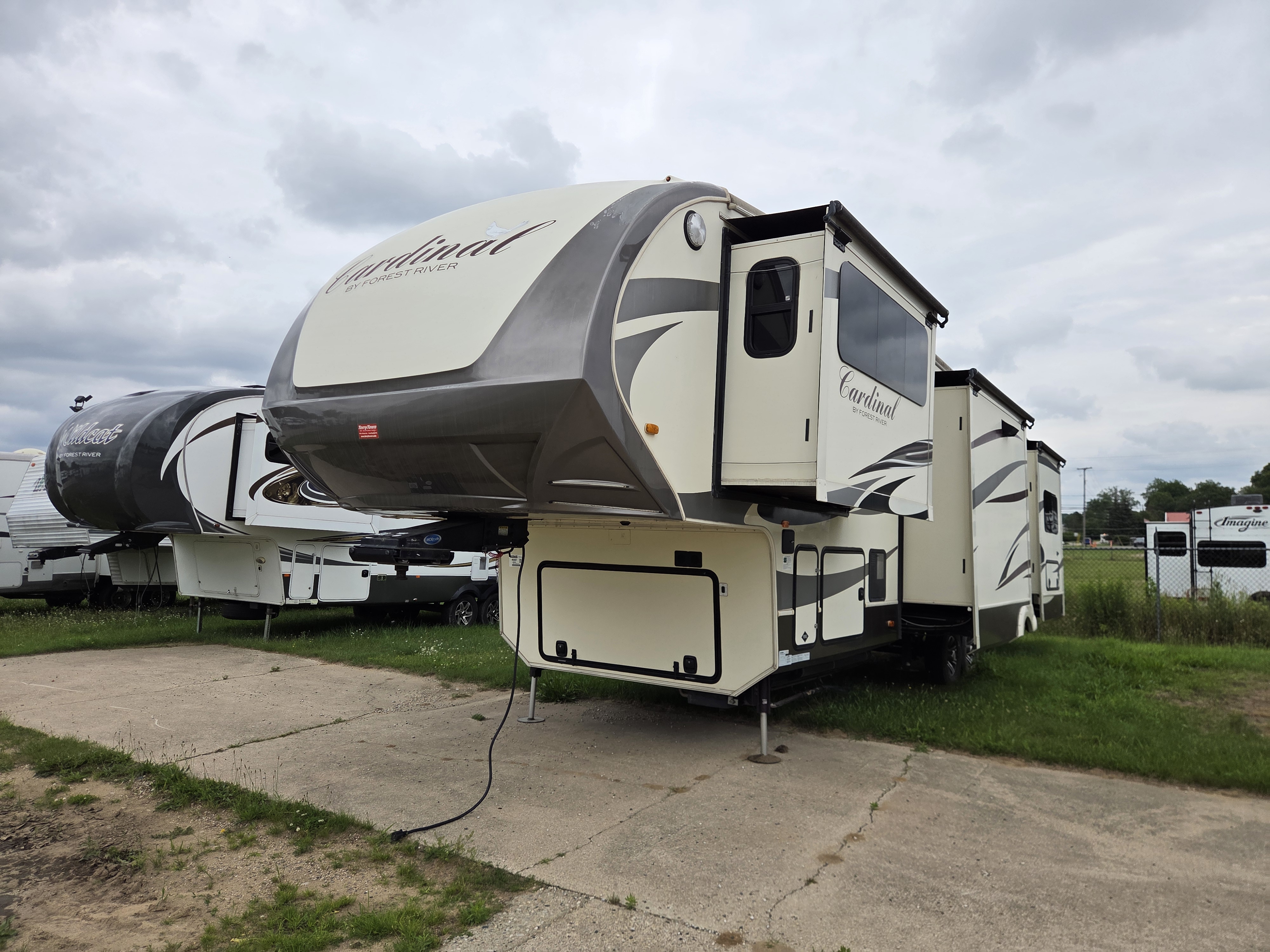 2016 Forest River Cardinal 3825FL - Image 4
