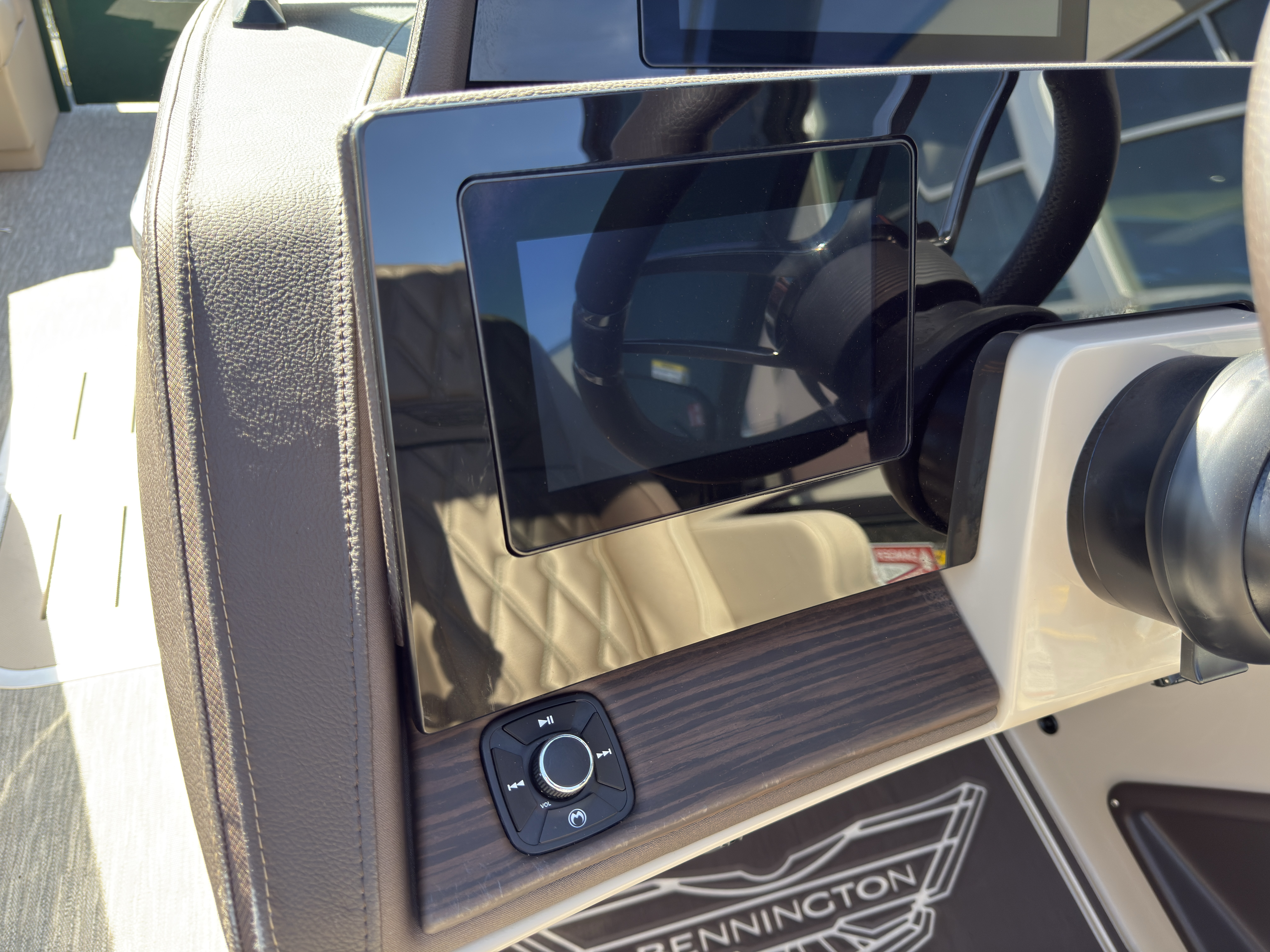 2026 Bennington 25QXSBA 425HP V10 Tritoon Pontoon - Image 64