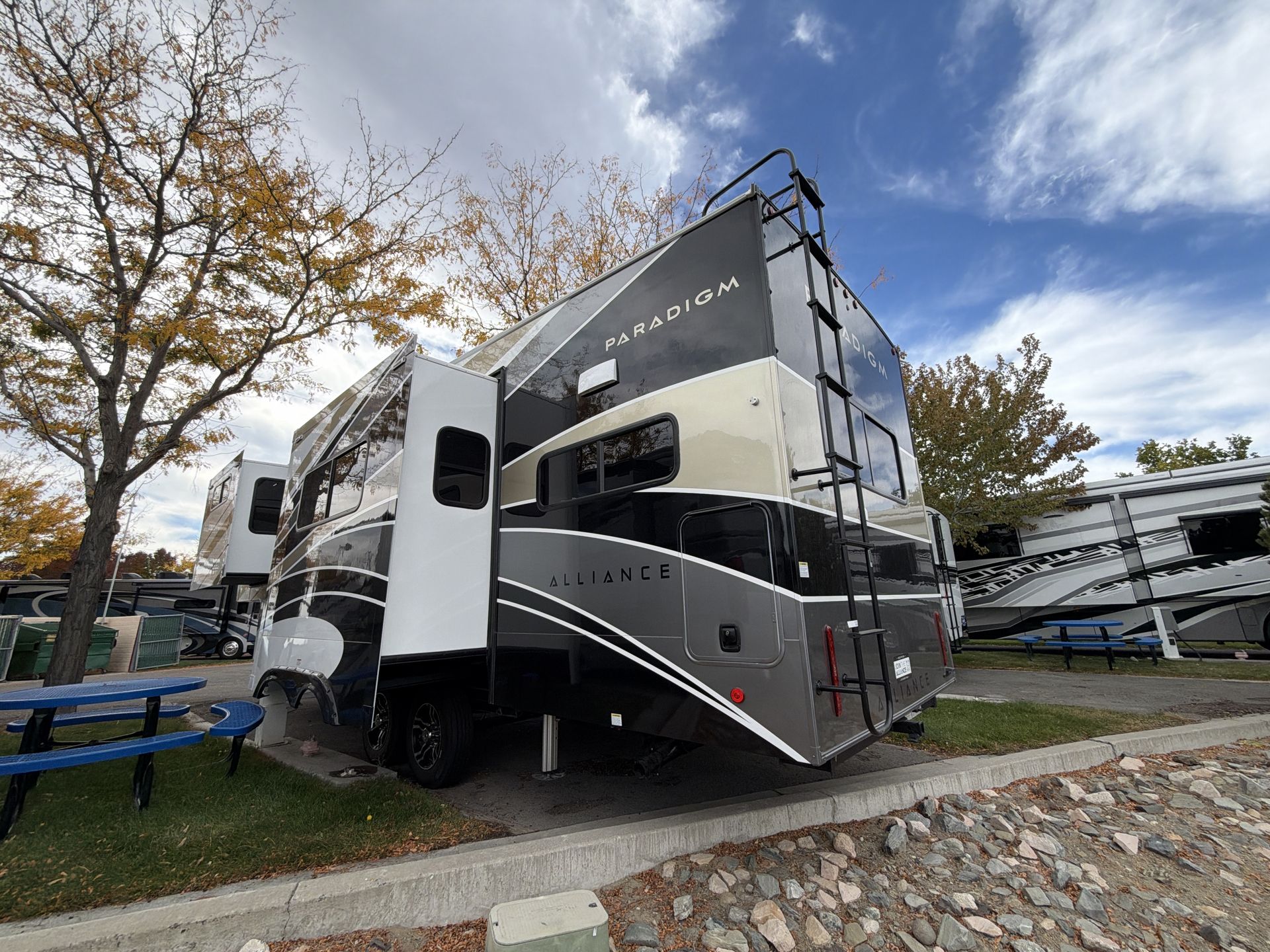 2027 Alliance RV Paradigm 312RK - Image 10