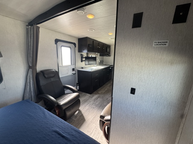 2018 HEARTLAND RV NORTH TRAIL 22FBS - Image 19