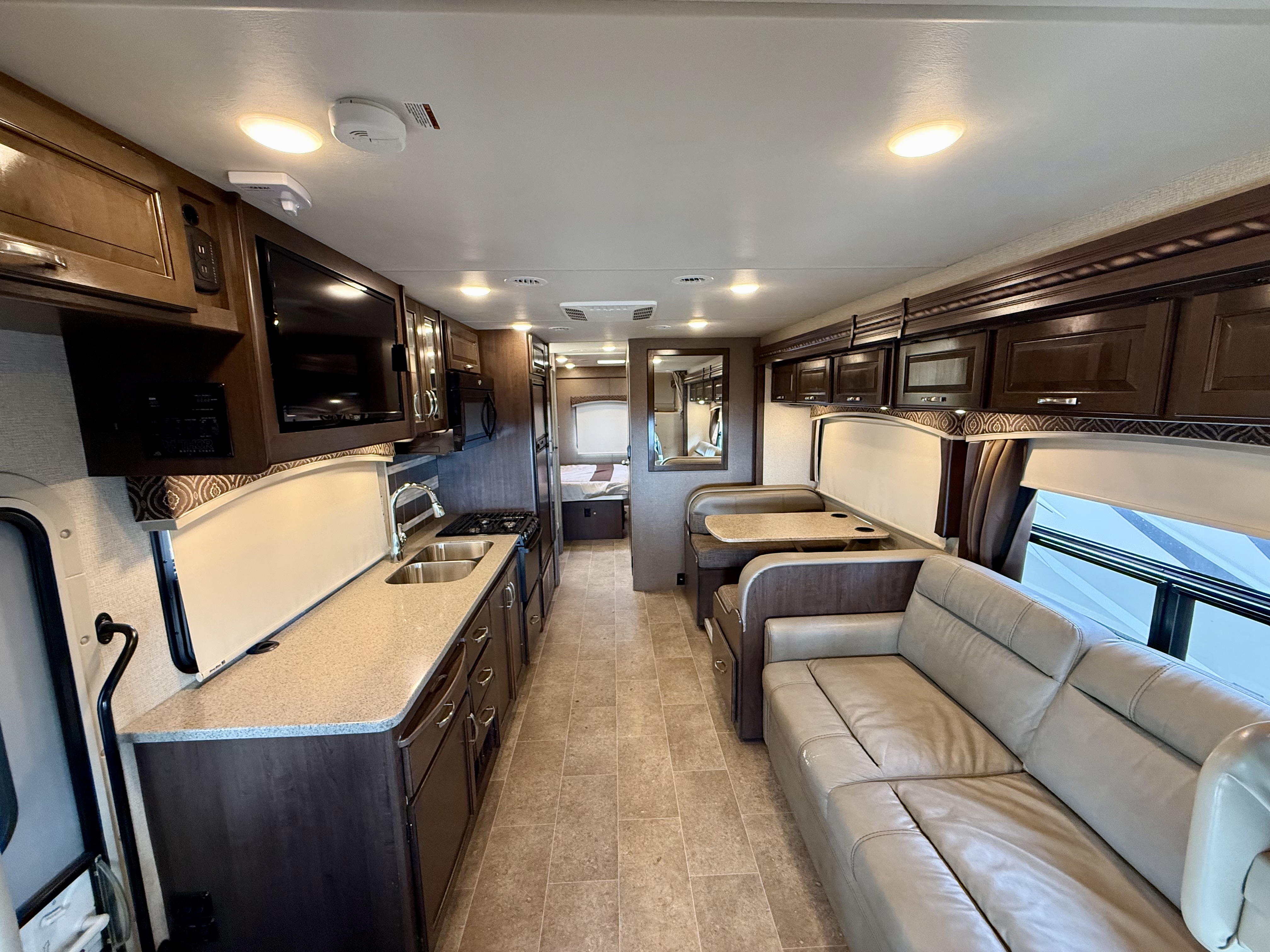2017 Thor Motor Coach Chateau 31L - Image 16