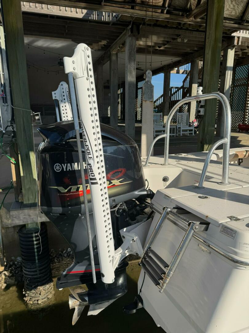 2016 Robalo 226 Cayman - Image 8