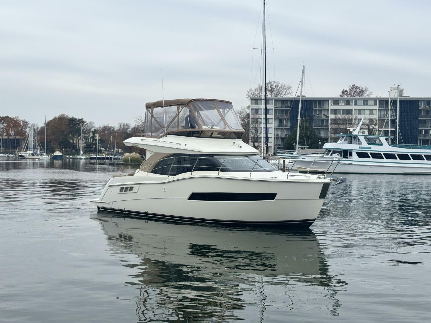 2016 Carver C34 Command Bridge - Image 12