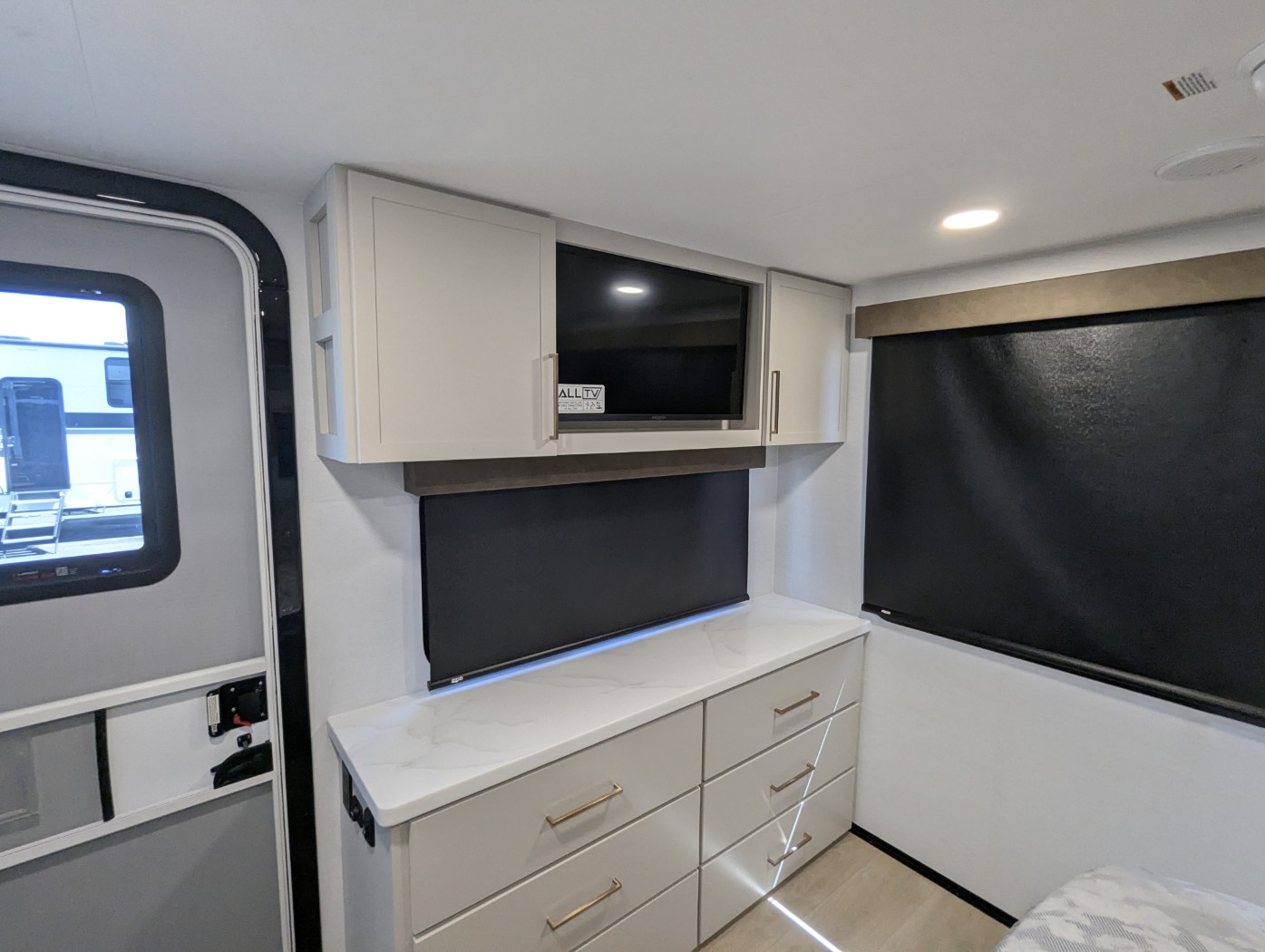 2027 Alliance RV Benchmark 42LFT - Image 11