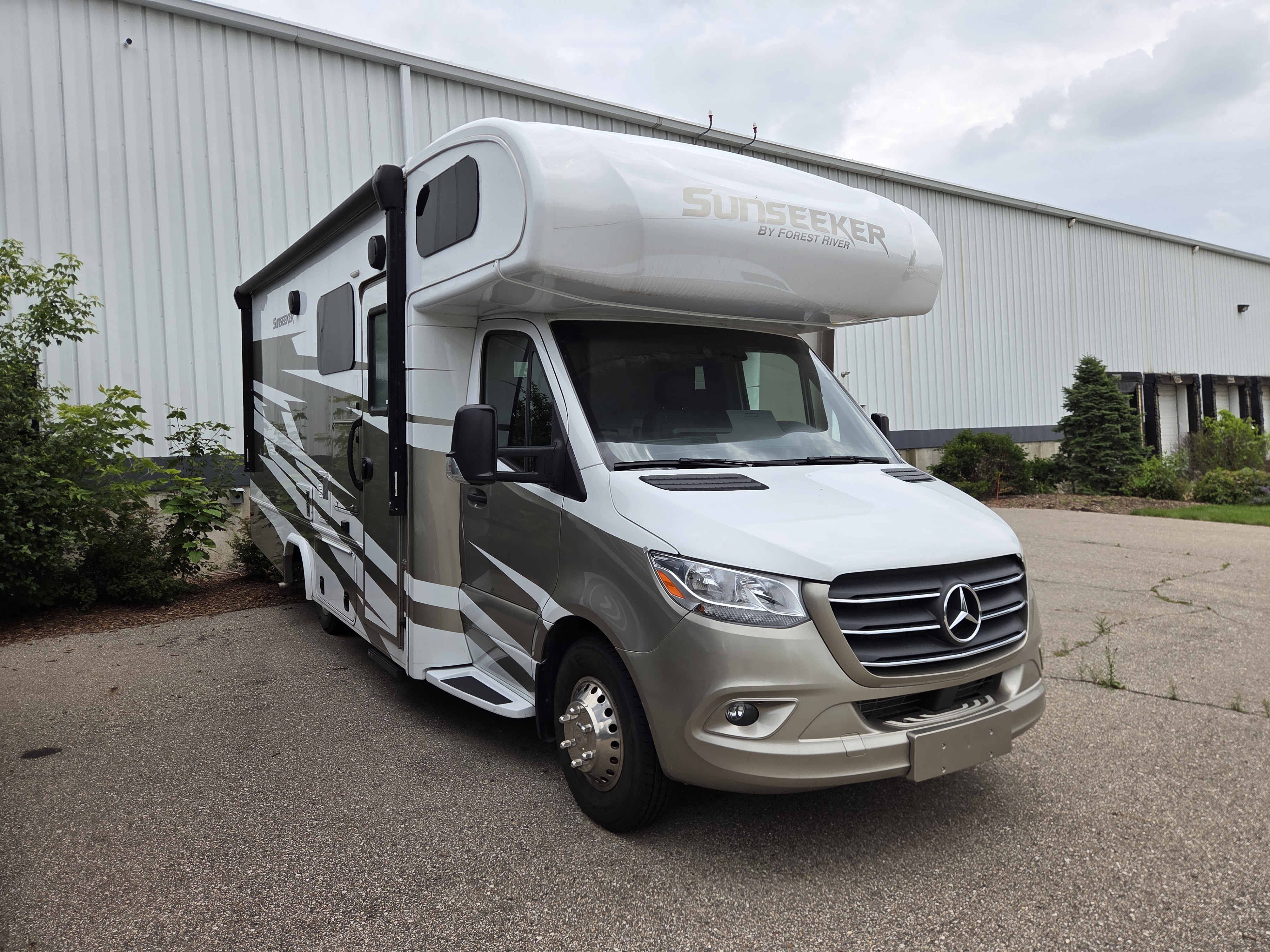 2025 Forest River Sunseeker 2400BDS - Image 1