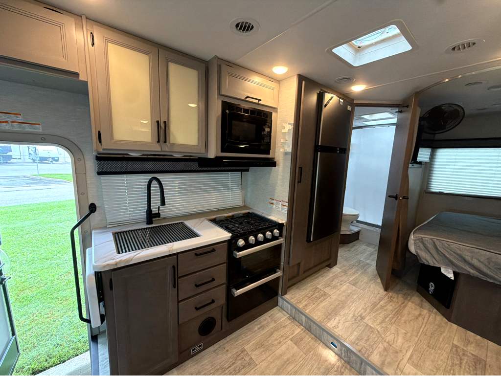 2025 Thor Motor Coach MAGNITUDE GA24 - Image 17