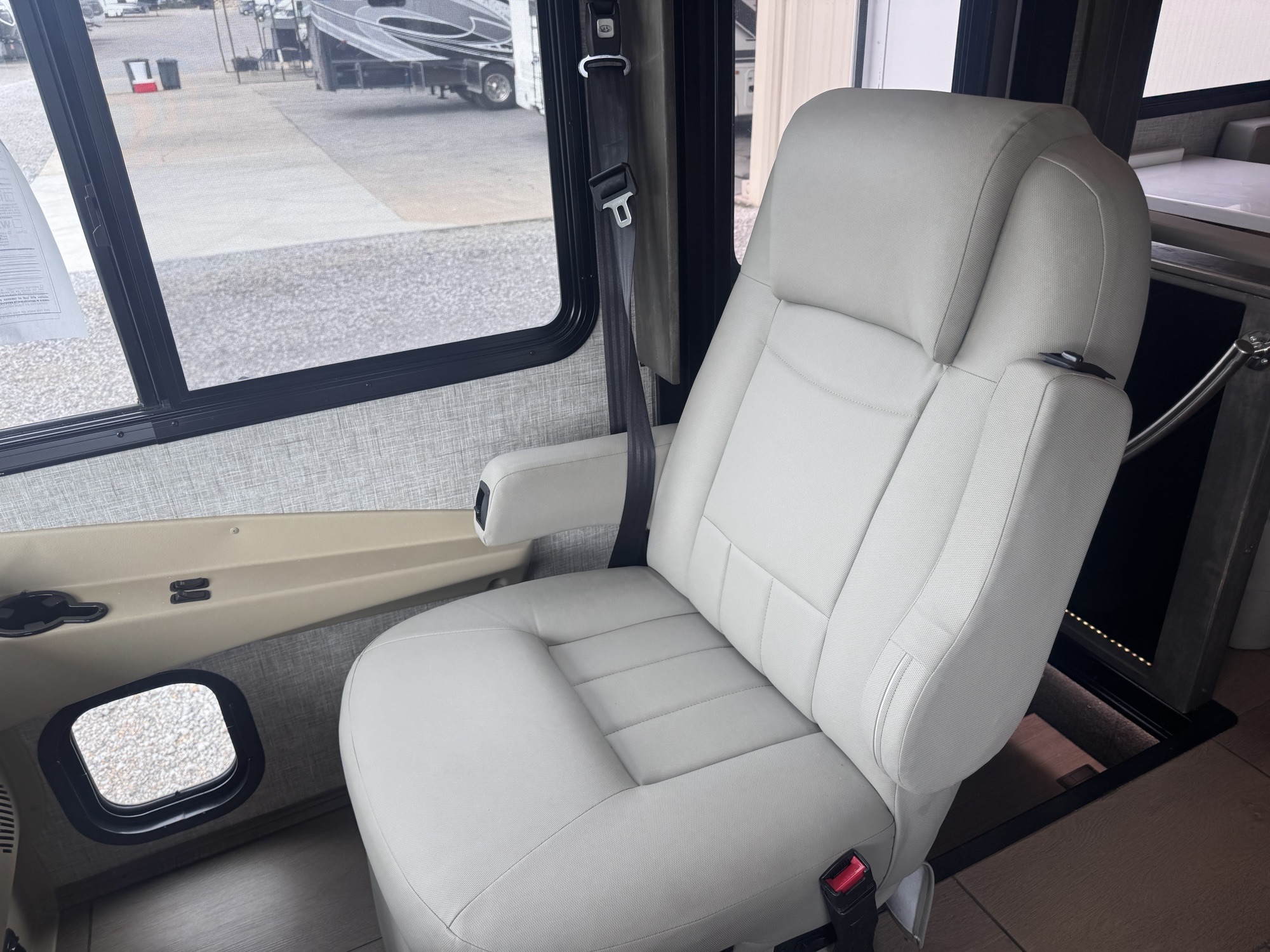 2023 TIFFIN ALLEGRO 34 PA - Image 8