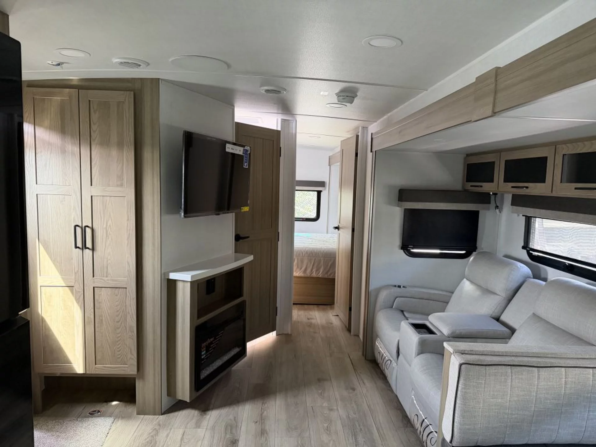 2027 FOREST RIVER ROCKWOOD ULTRA LITE 2608BS - Image 12