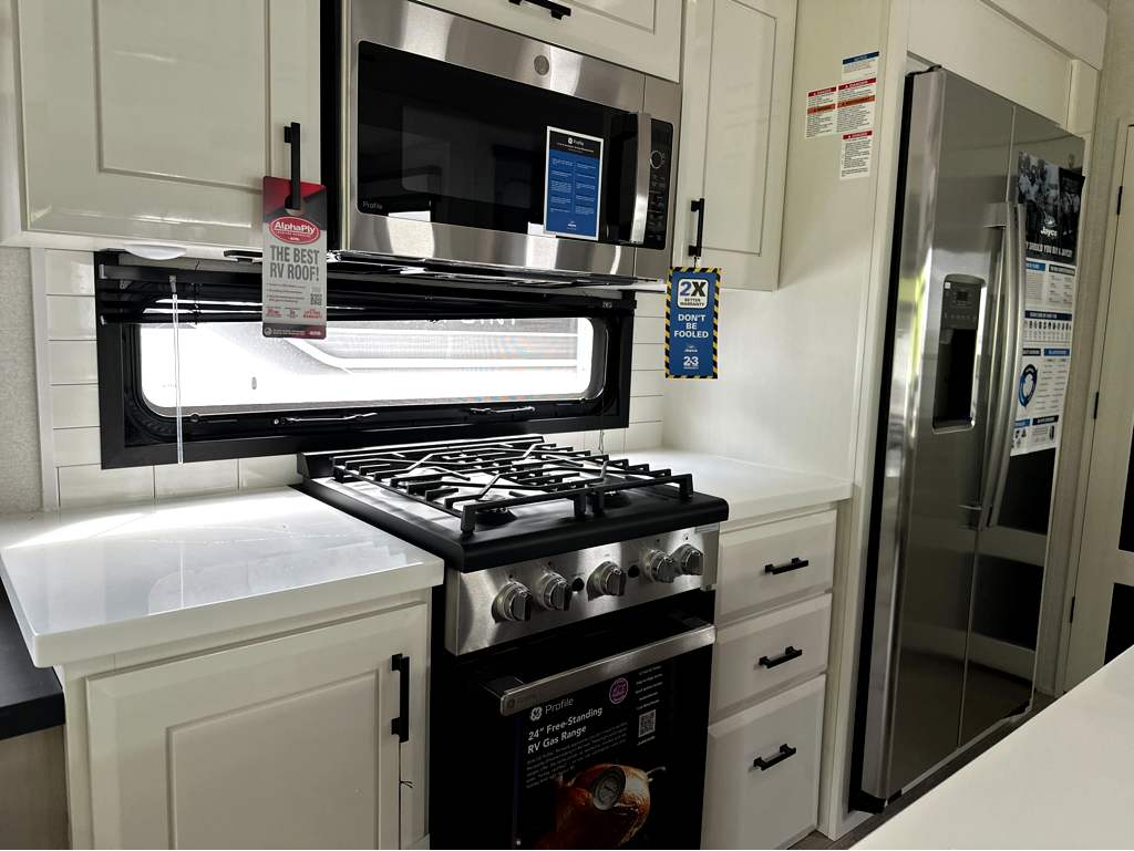 2027 JAYCO PINNACLE 32RLTS - Image 11