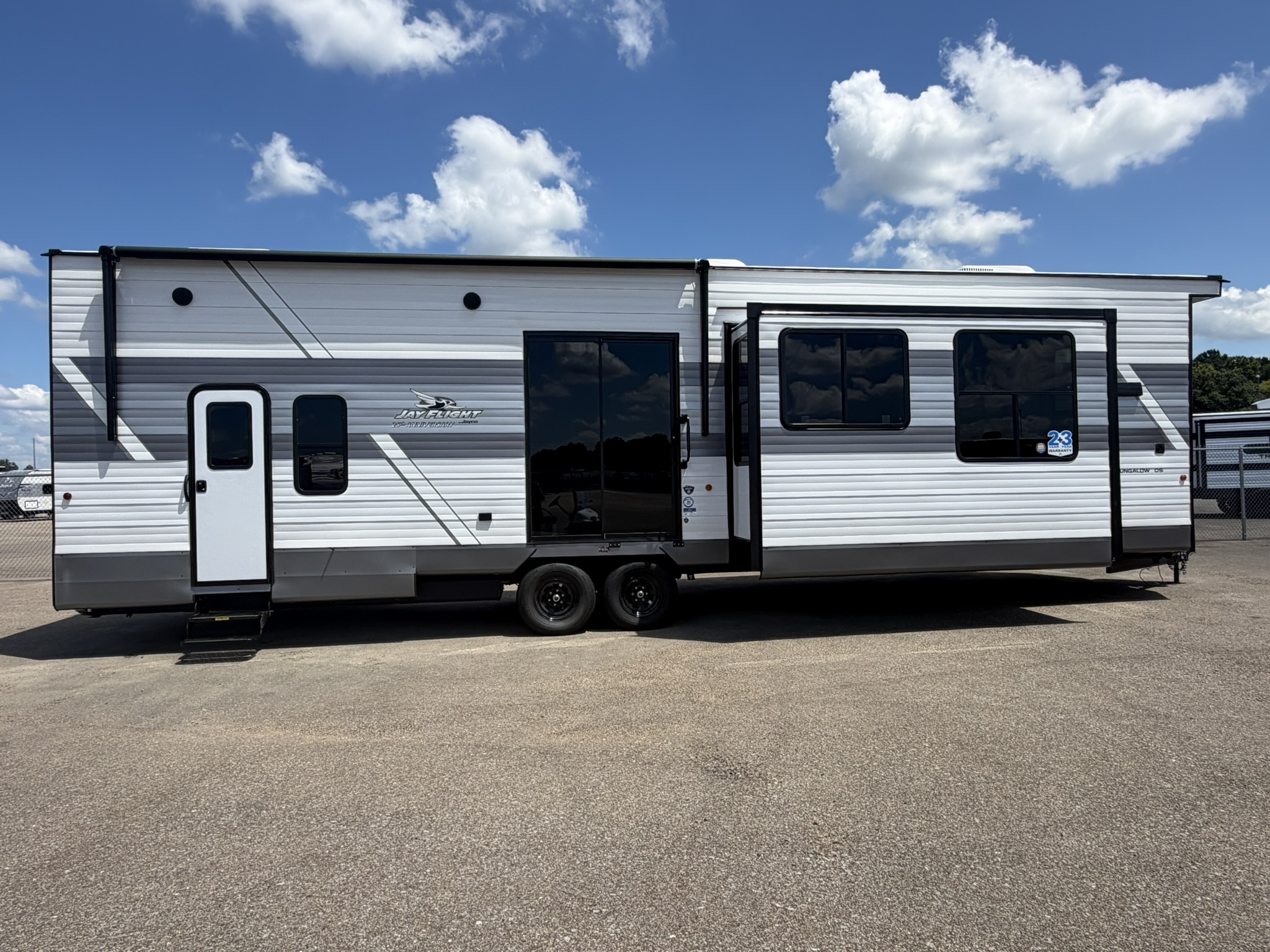 2027 JAYCO JAY FLIGHT BUNGALOW 404LOFT - Image 2