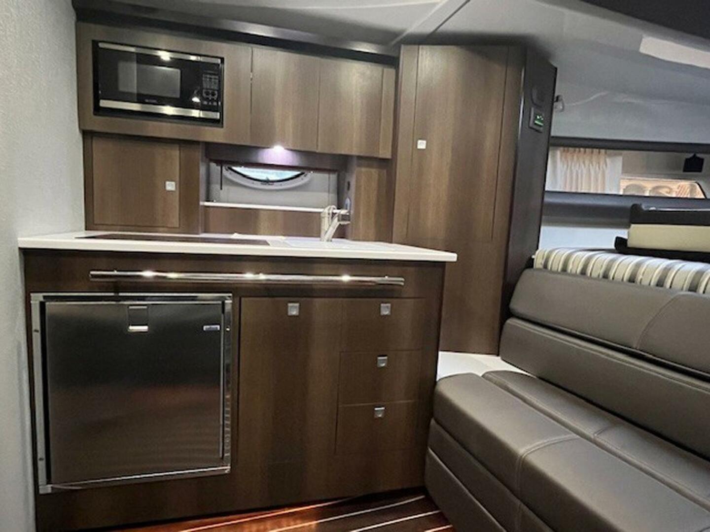 2018 Monterey 335 Sport Yacht - Image 7