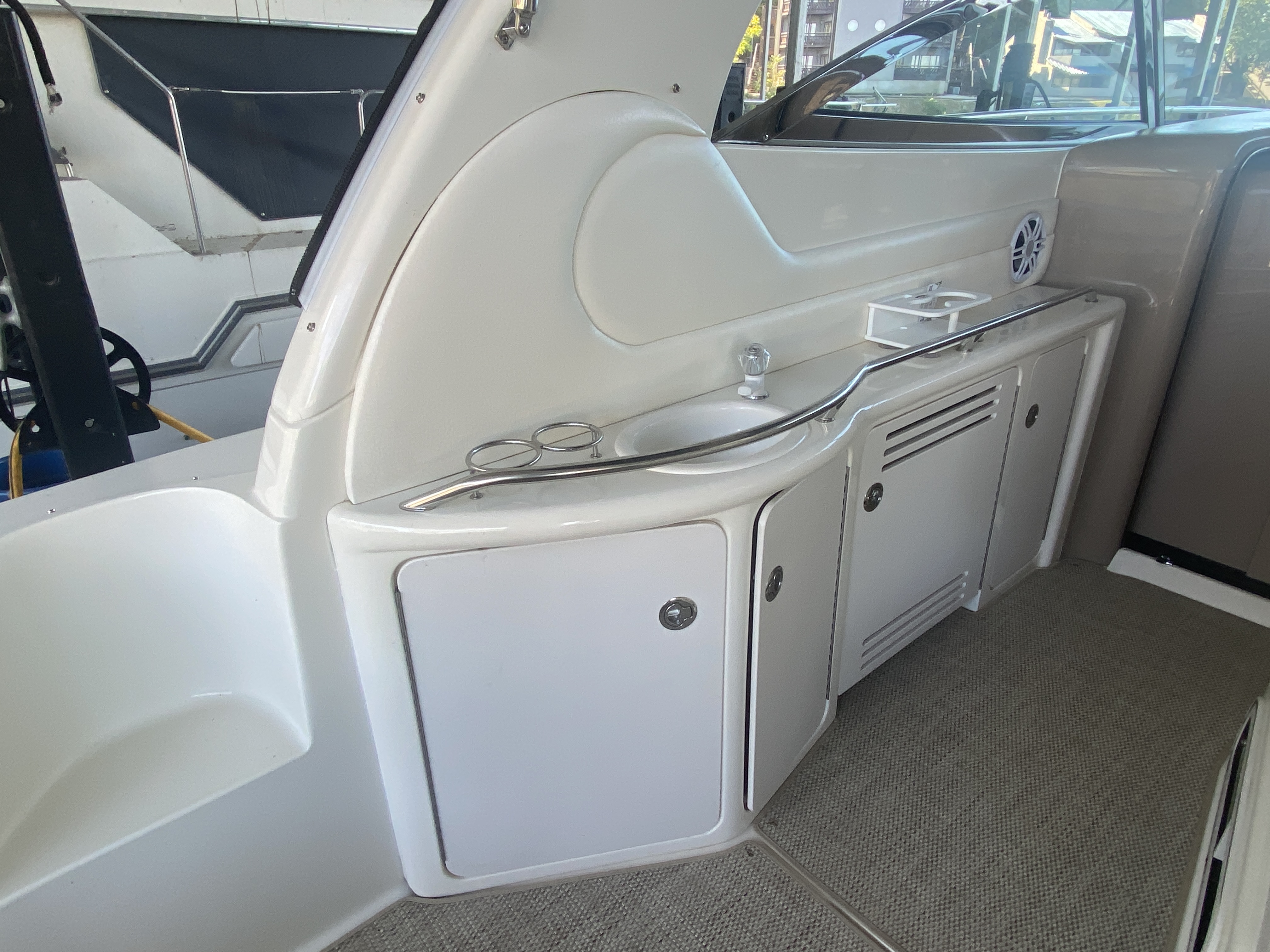 1999 Sea Ray 380 Sundancer - Image 11