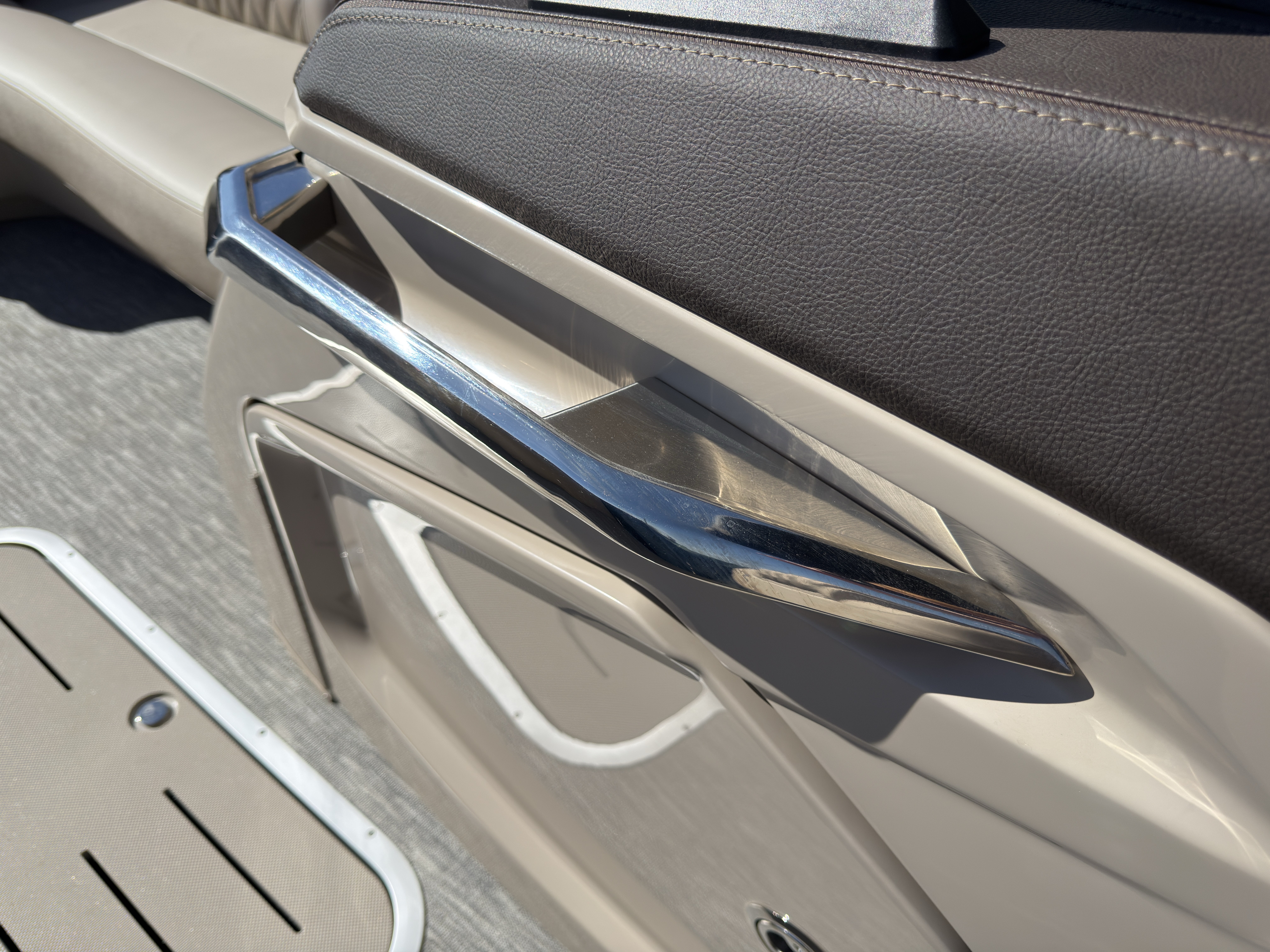 2026 Bennington 25QXSBA 425HP V10 Tritoon Pontoon - Image 59