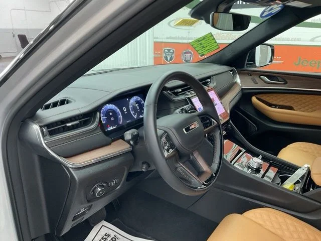 2025 Jeep Grand-Cherokee-L Laredo Altitude 4x4 - Image 12