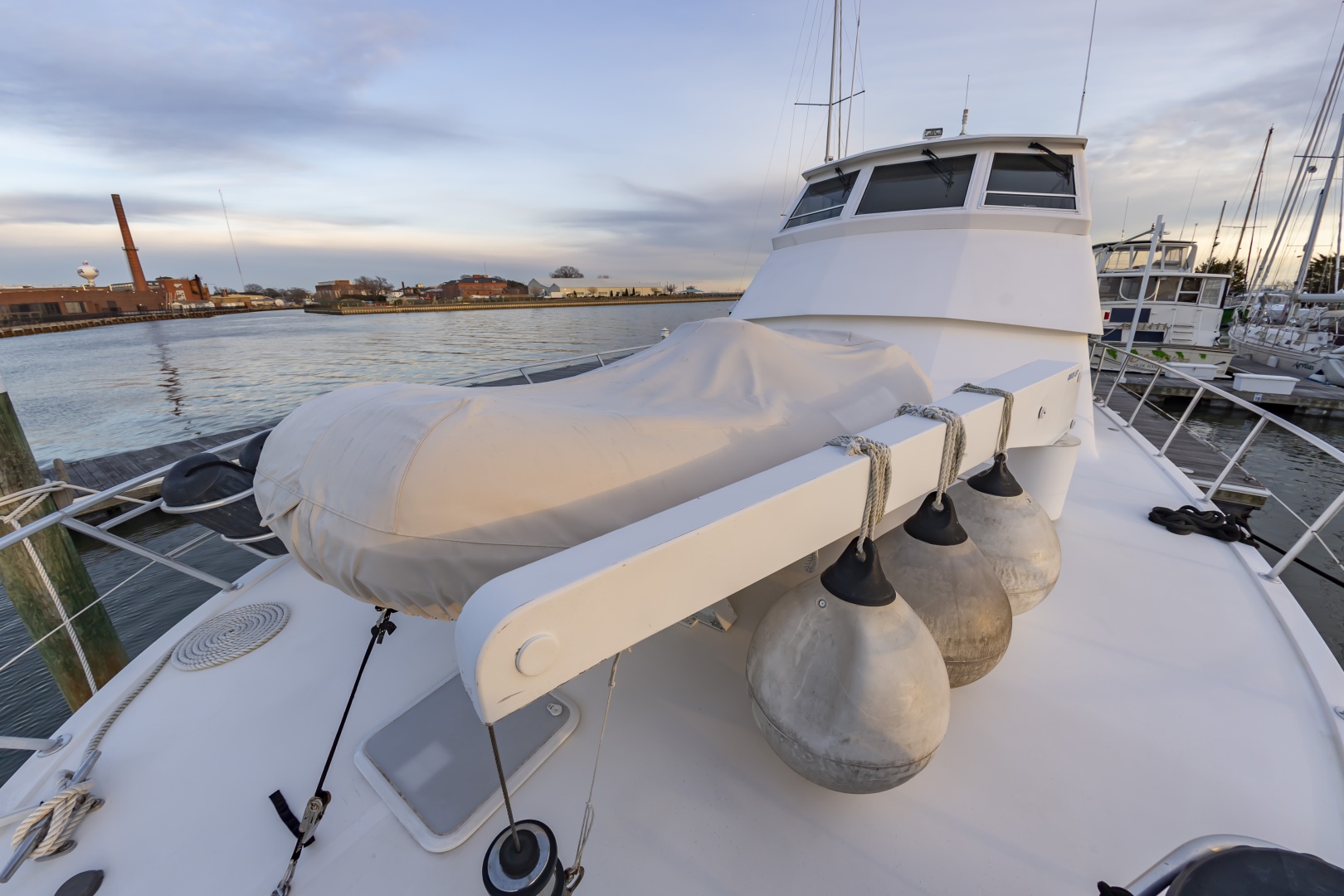 2000 Viking Cockpit Sport Yacht - Image 5