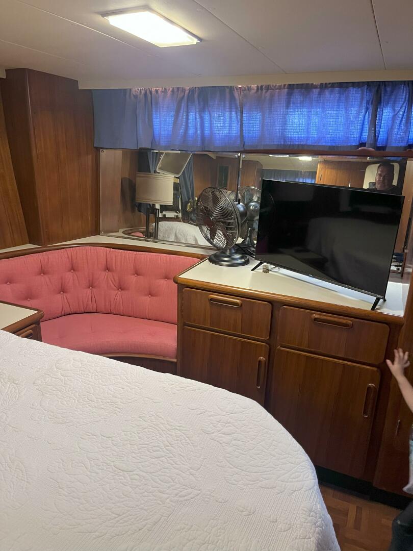 1990 Jefferson 43 Sundeck - Image 35