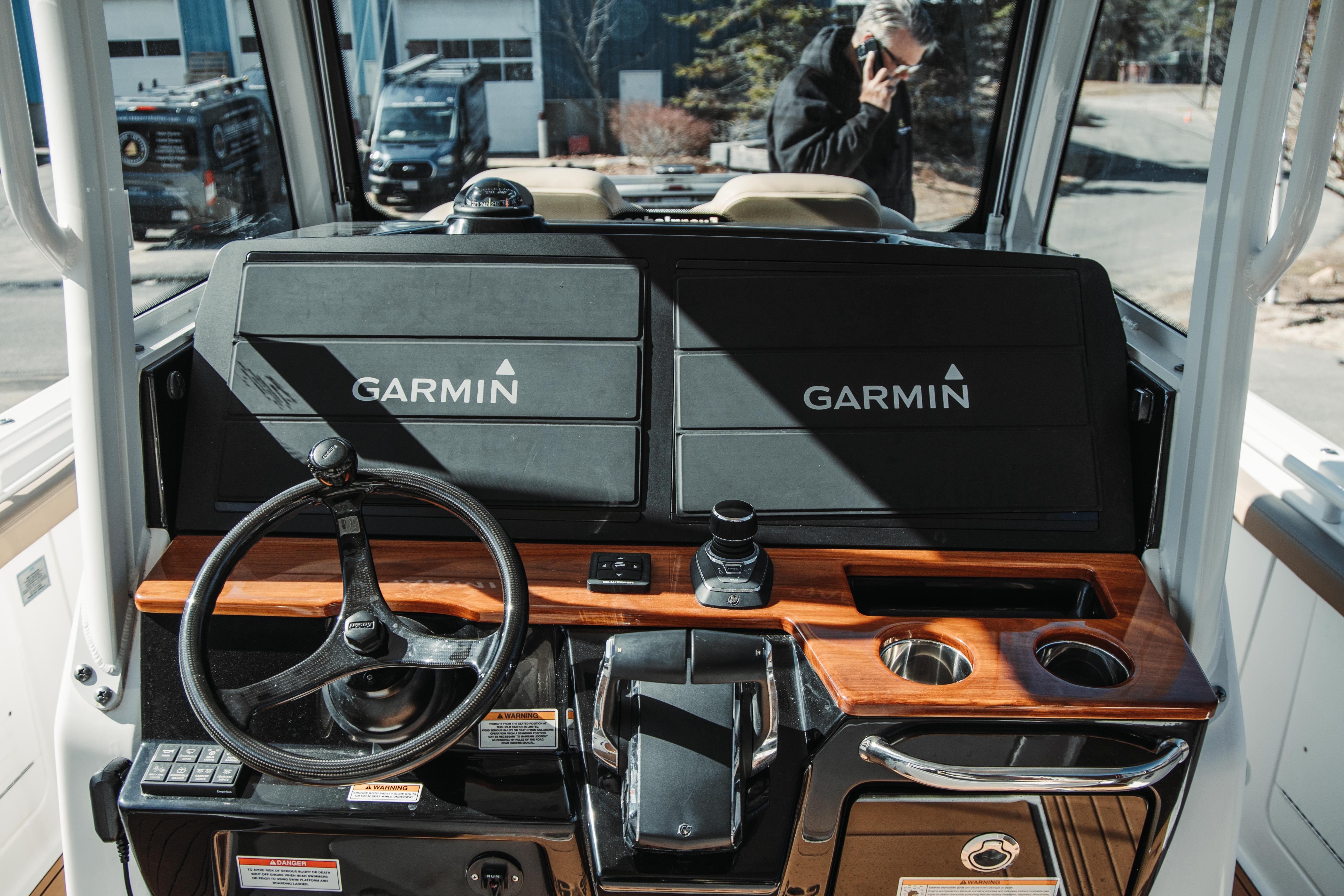 2024 Everglades 315 Center Console Standard - Image 40