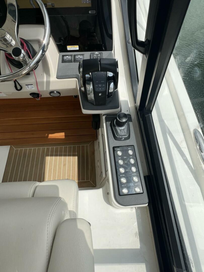 2021 Boston Whaler 405 Conquest - Image 31