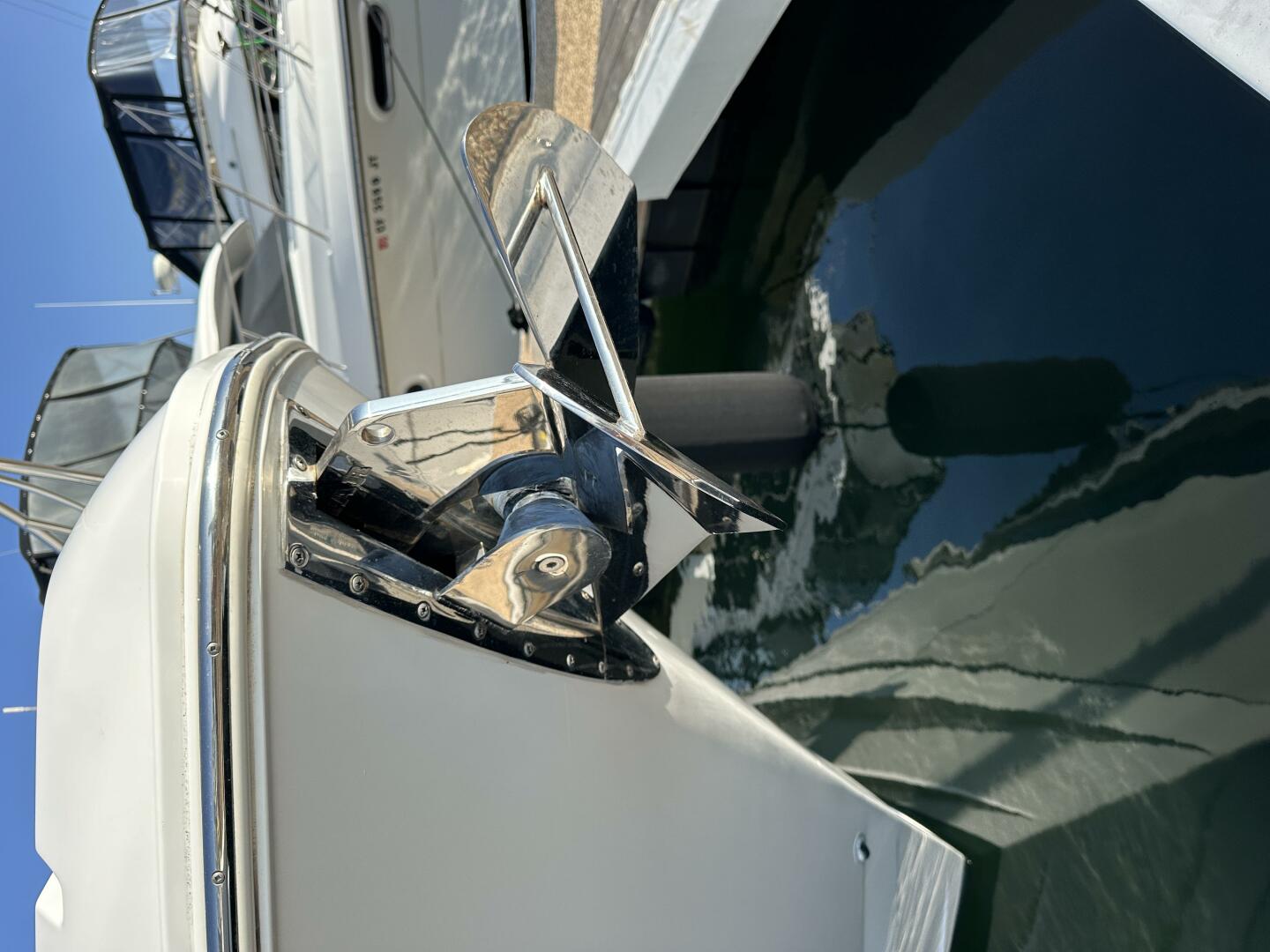 2017 Cruisers Yachts 390 Express Coupe - Image 16
