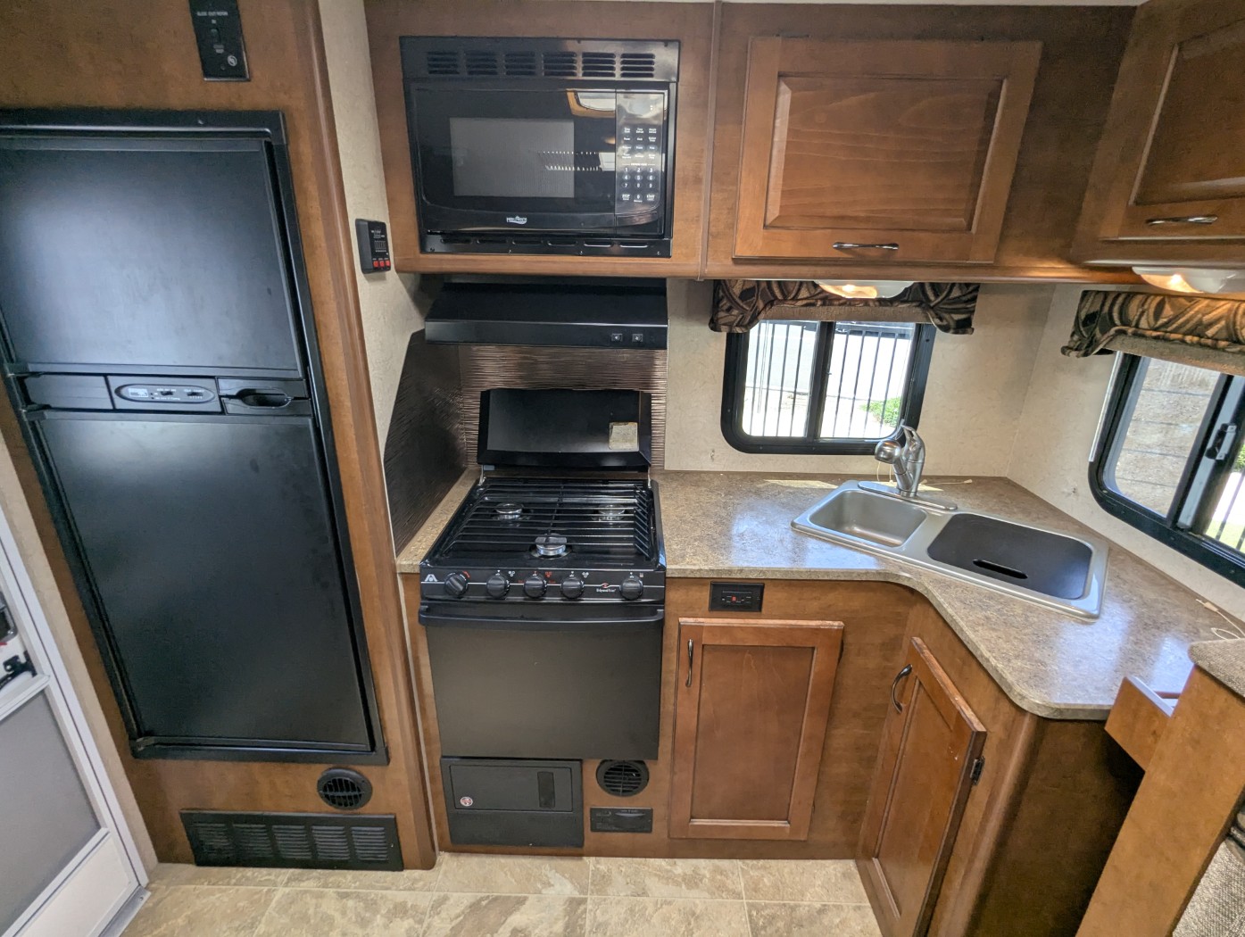 2014 Lance TT 2285 - Image 30