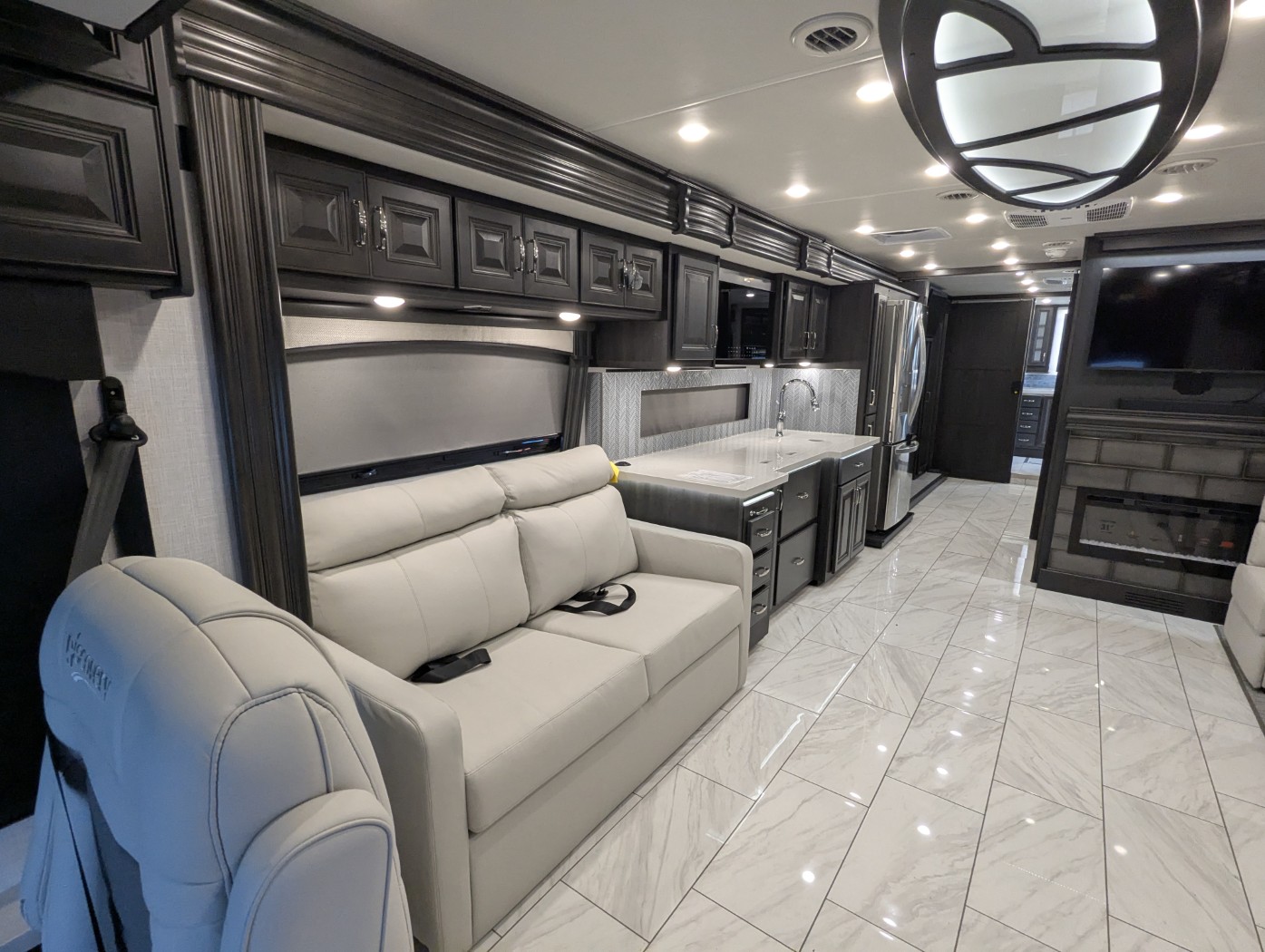 2026 Fleetwood Discovery 38W - Image 15