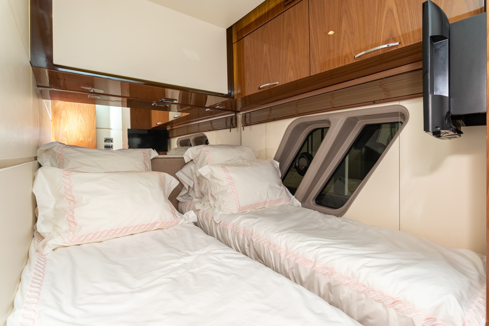 2018 Sea Ray L650 FLY - Image 52