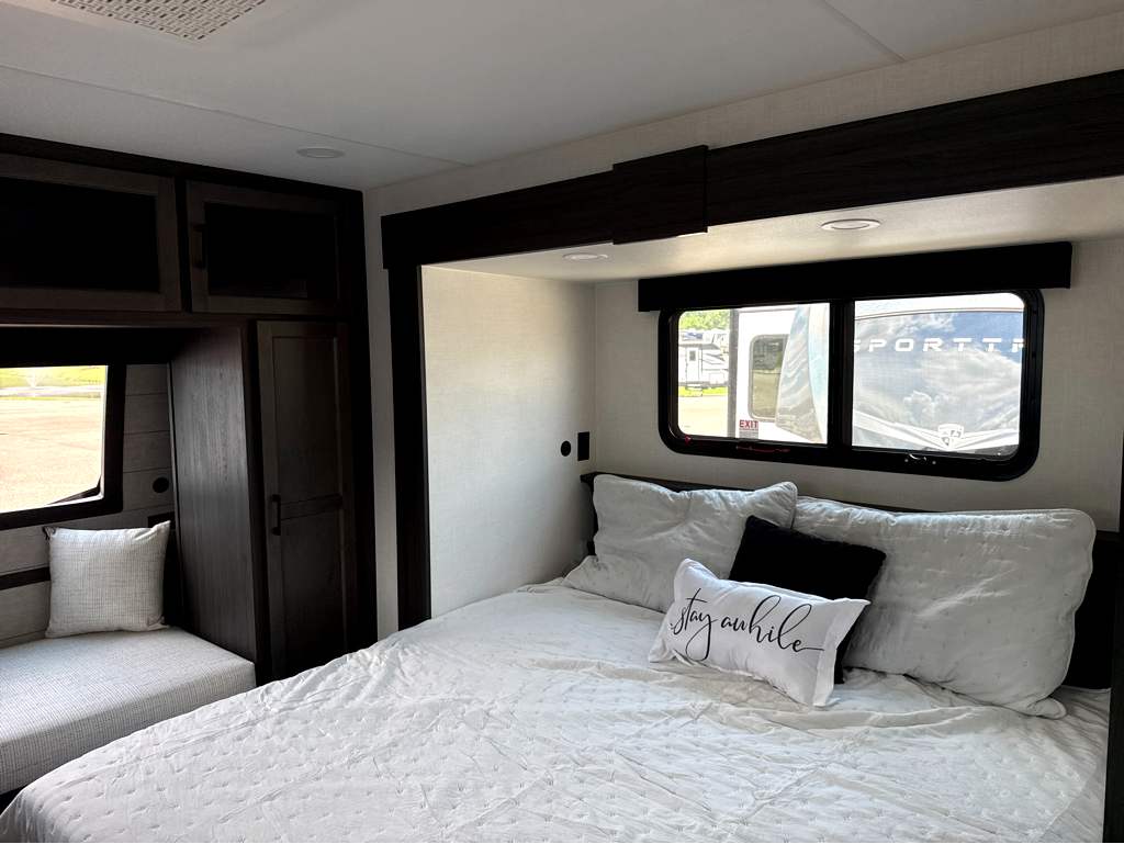 2027 VENTURE RV SPORTTREK 292VRB - Image 25