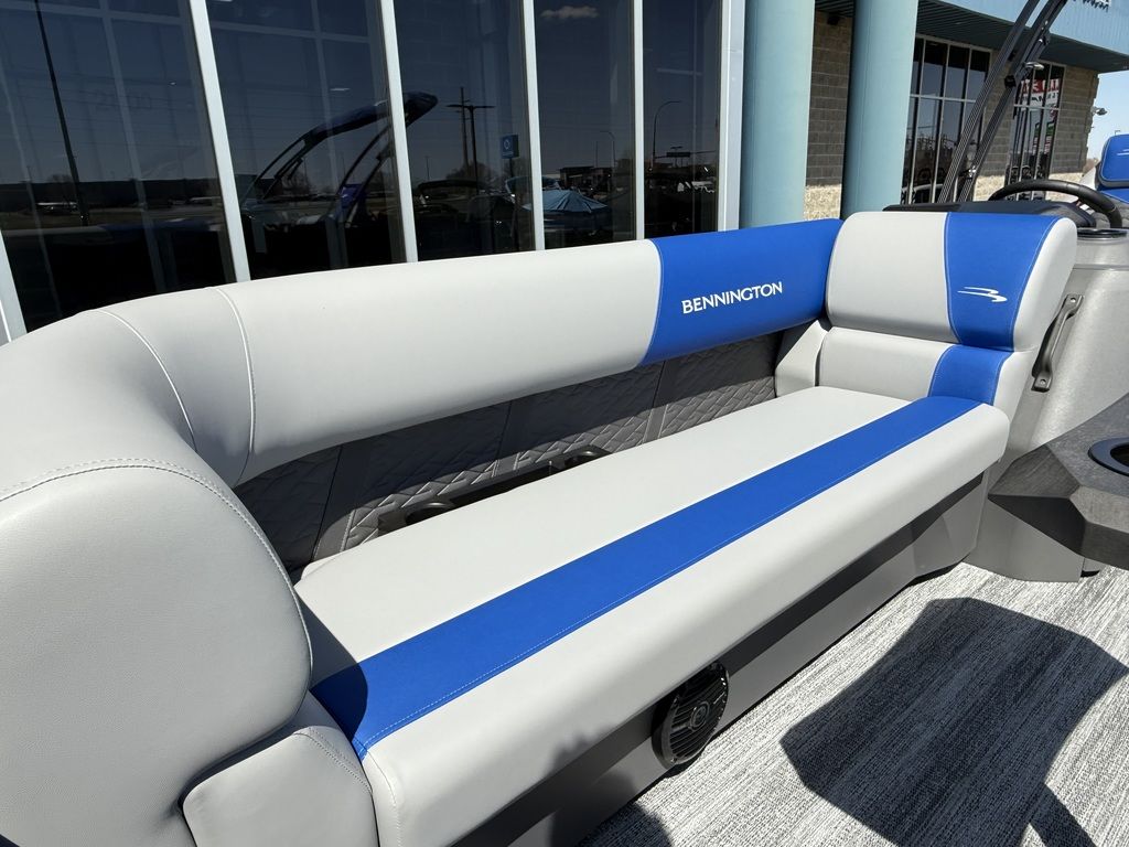 2025 Bennington 22 SSB Swingback Tri-Toon Pontoon - Image 39