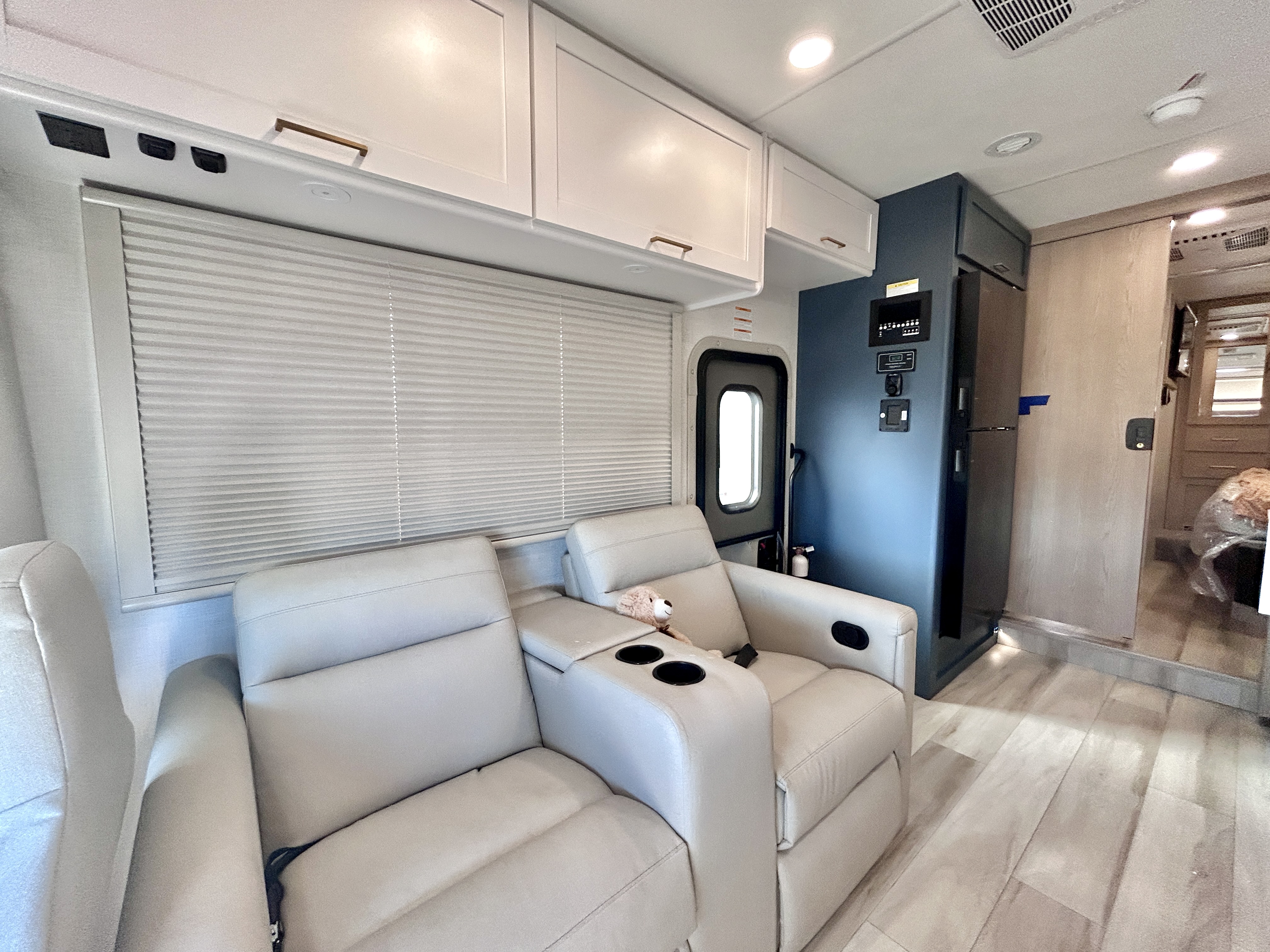 2027 Thor Motor Coach QUANTUM KW29 - Image 16