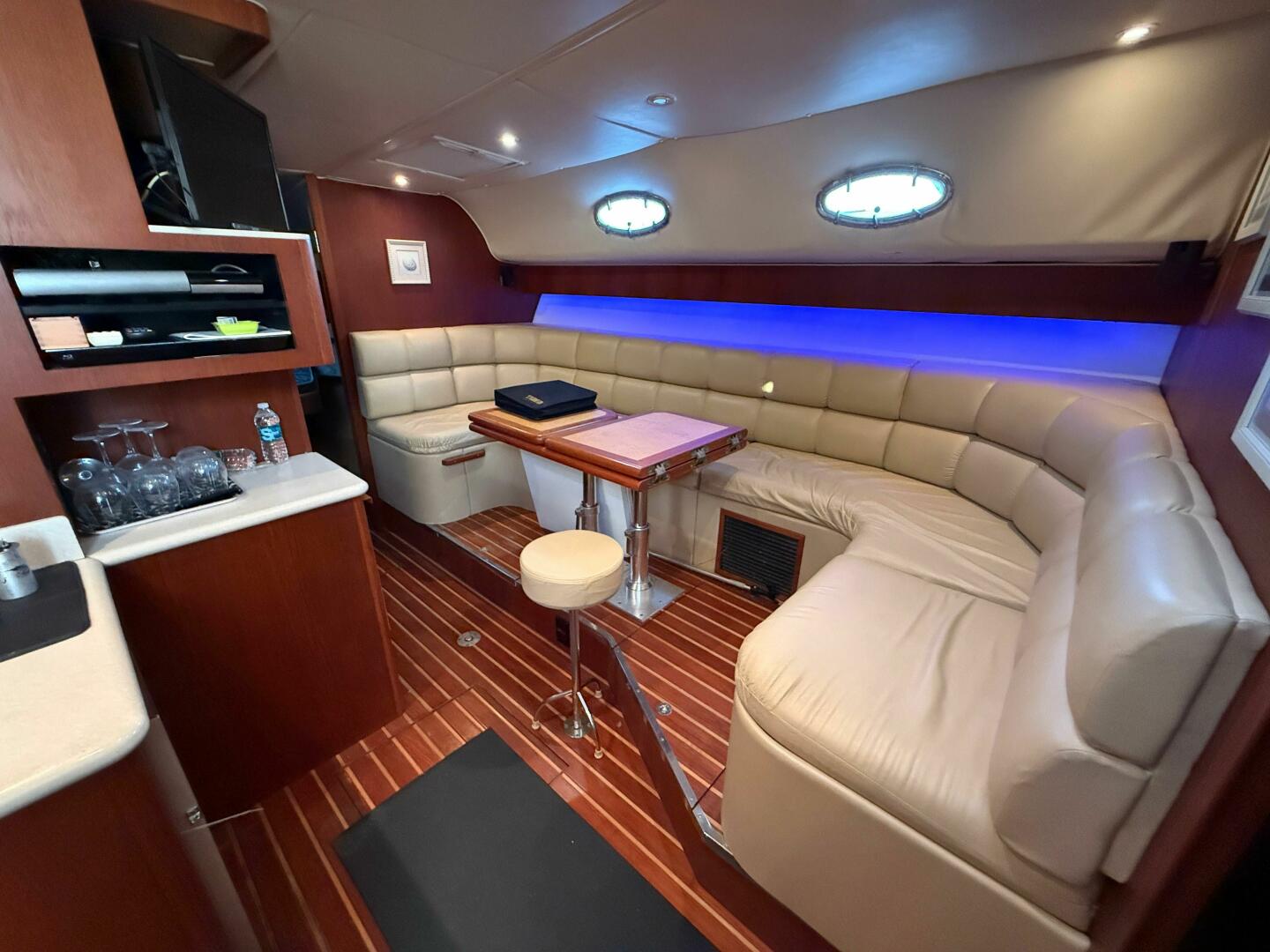 2002 Tiara Yachts 4000 Express - Image 12